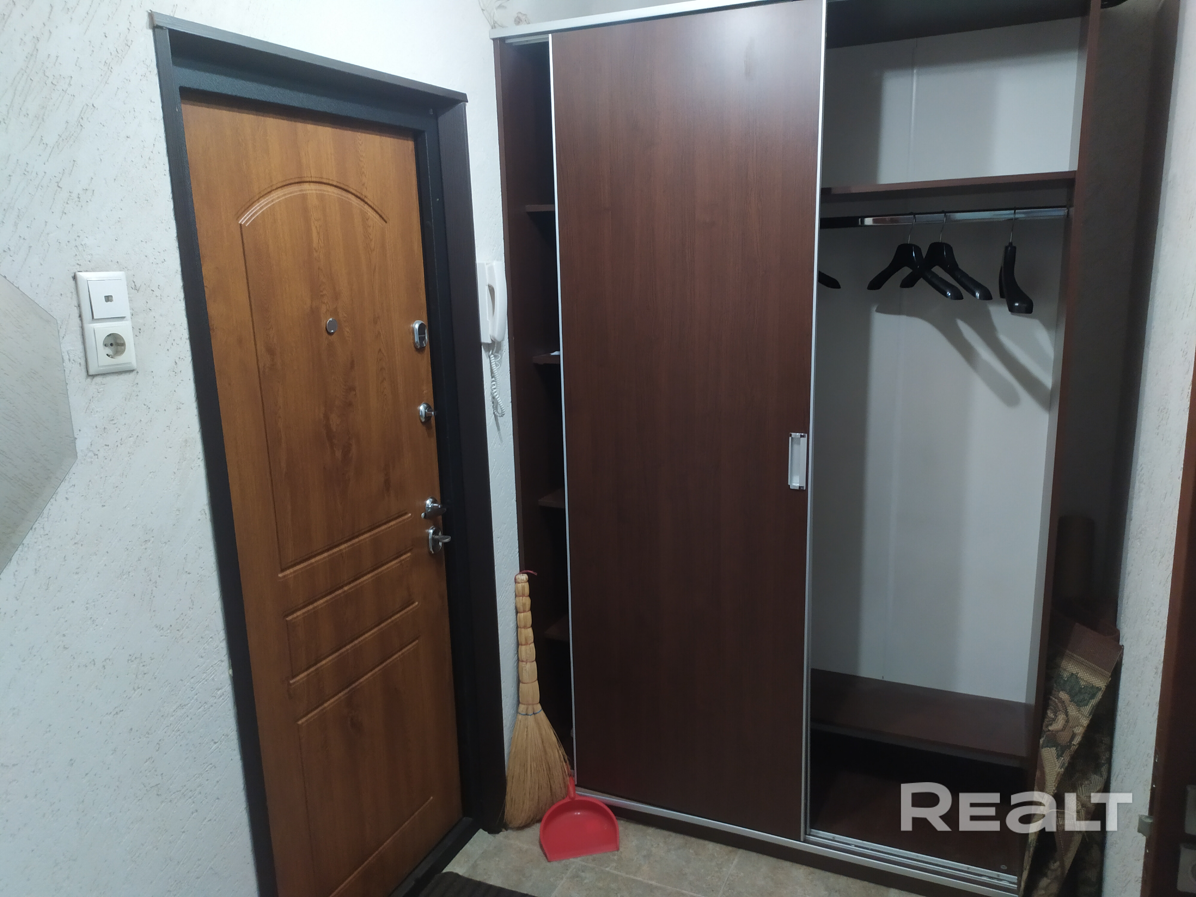 Сдаётся квартира в хорошем районе перед подъездом, банк,магазин ,хозтовары ,близко остановка, в любом направлении в город, есть Интернет, стиральная машина, мебель для одежды, микроволновка, электрочайник, на все вопросы отвечу по телефону, звоните. - Ansicht 6