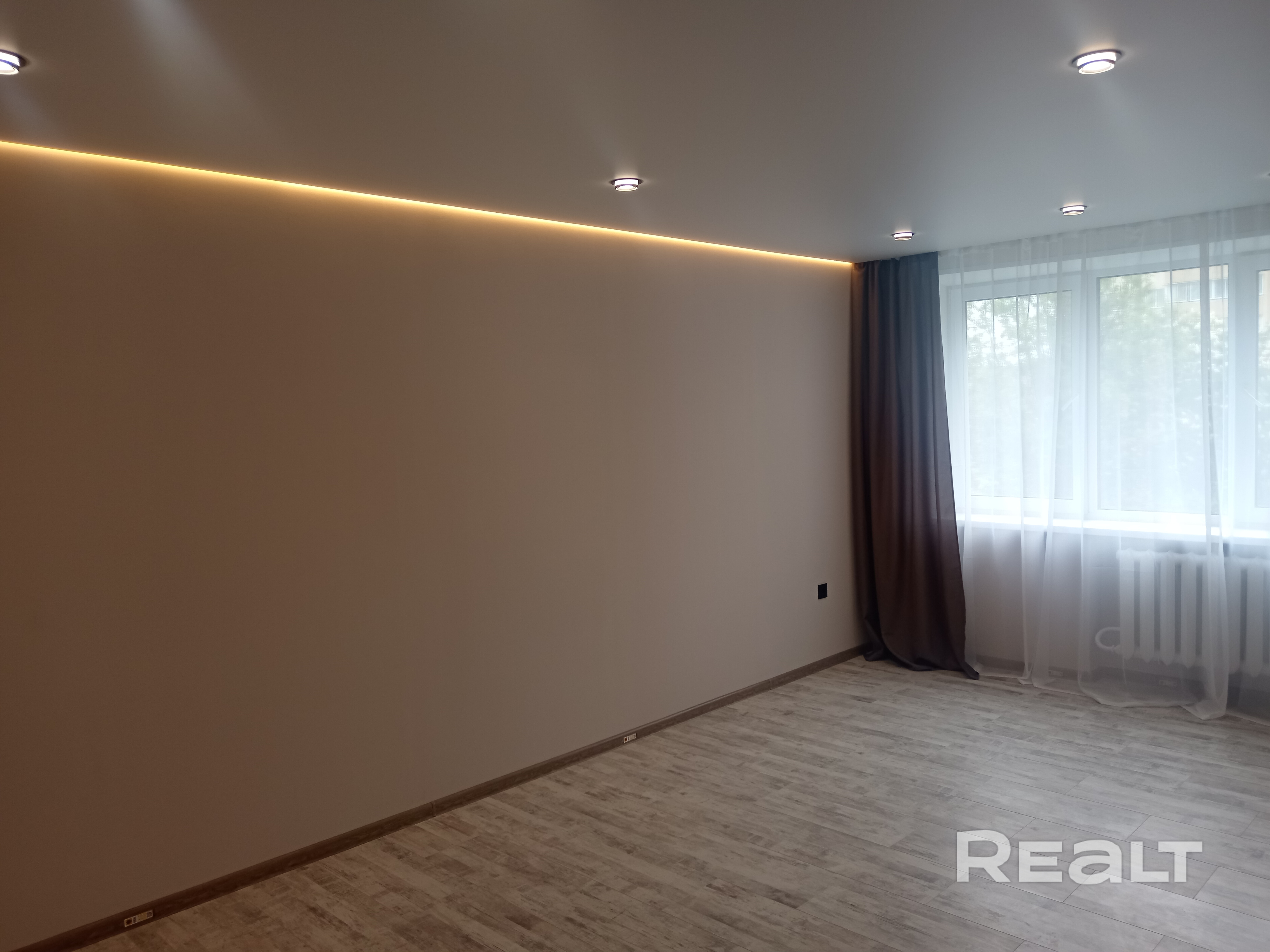 Продам 2 комнатную квартиру в кирпичном доме, с раздельными комнатами 18.5м кв и 12,5м кв, с раздельными косанузлом, большой прихожей, большой лоджией, в центре район комаровки, квартира полностью готова к проживанию и заселению, без дополнительных вложений, от слова совсем новая станция метро прямо около дома, якуба коласа в 5 минутах хотьбы, в квартире сделан в этом году полный капитальный ремонт, новая разводка сантехники, новая разводка вентиляции, новая проводка медным качественным ка - Widok 5