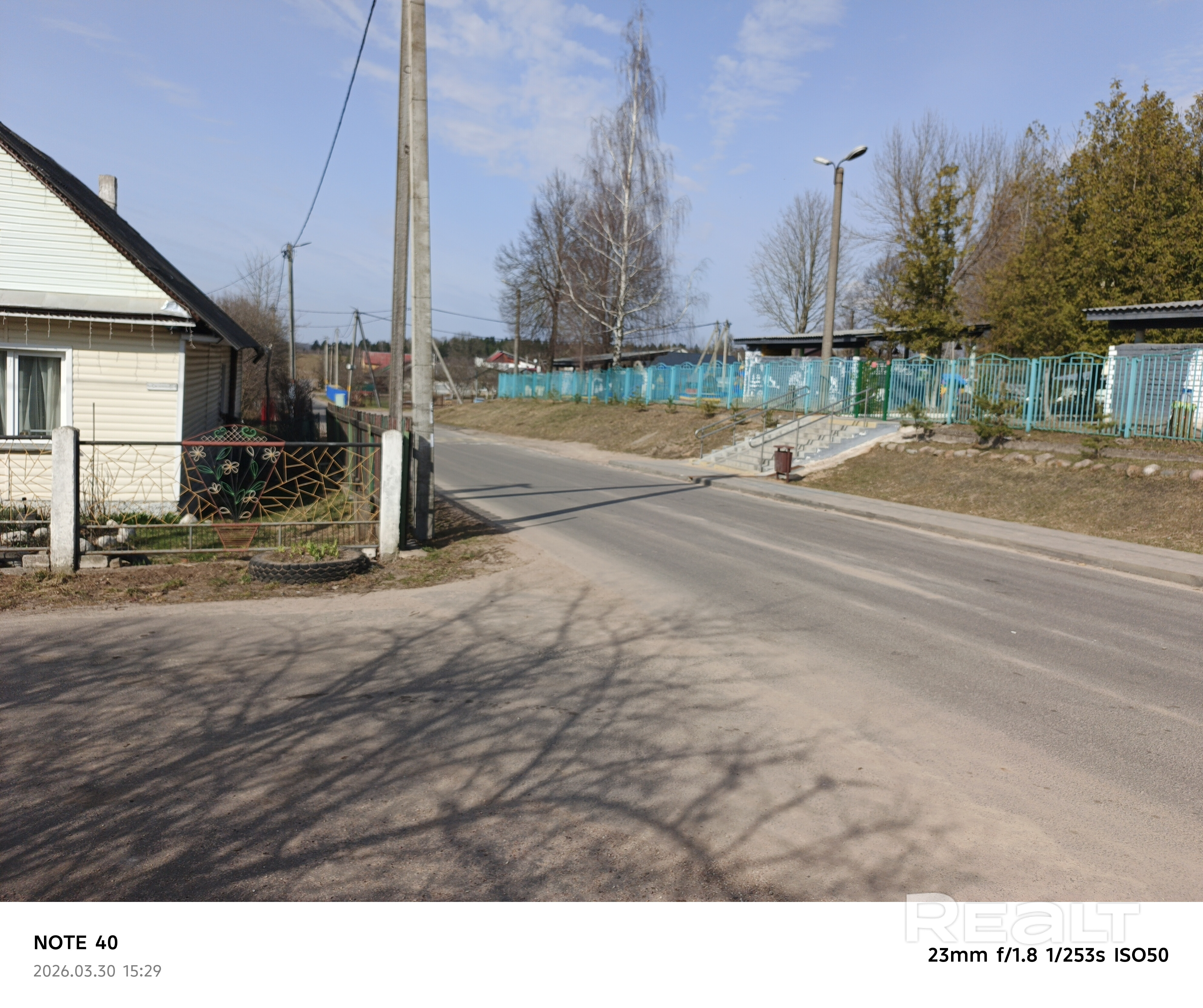 Продается 1/4 часть одноэтажного дома, которая находится посередине , что позволяет быть постоянно в тепле, так как дом отапливается с двух сторон. Вода центральная на участке, центральная канализация через дорогу, газ вдоль забора, свет введен. Участок состоит из двух частей: 1) непосредственно вход в дом около 1 сотки. 2) находится в десяти метрах от первого около 3.6 соток- на котором можно ещё что-то построить (гараж, баню и тд ). Участок находится практически в центре Петришек: через дорог – pohled 3