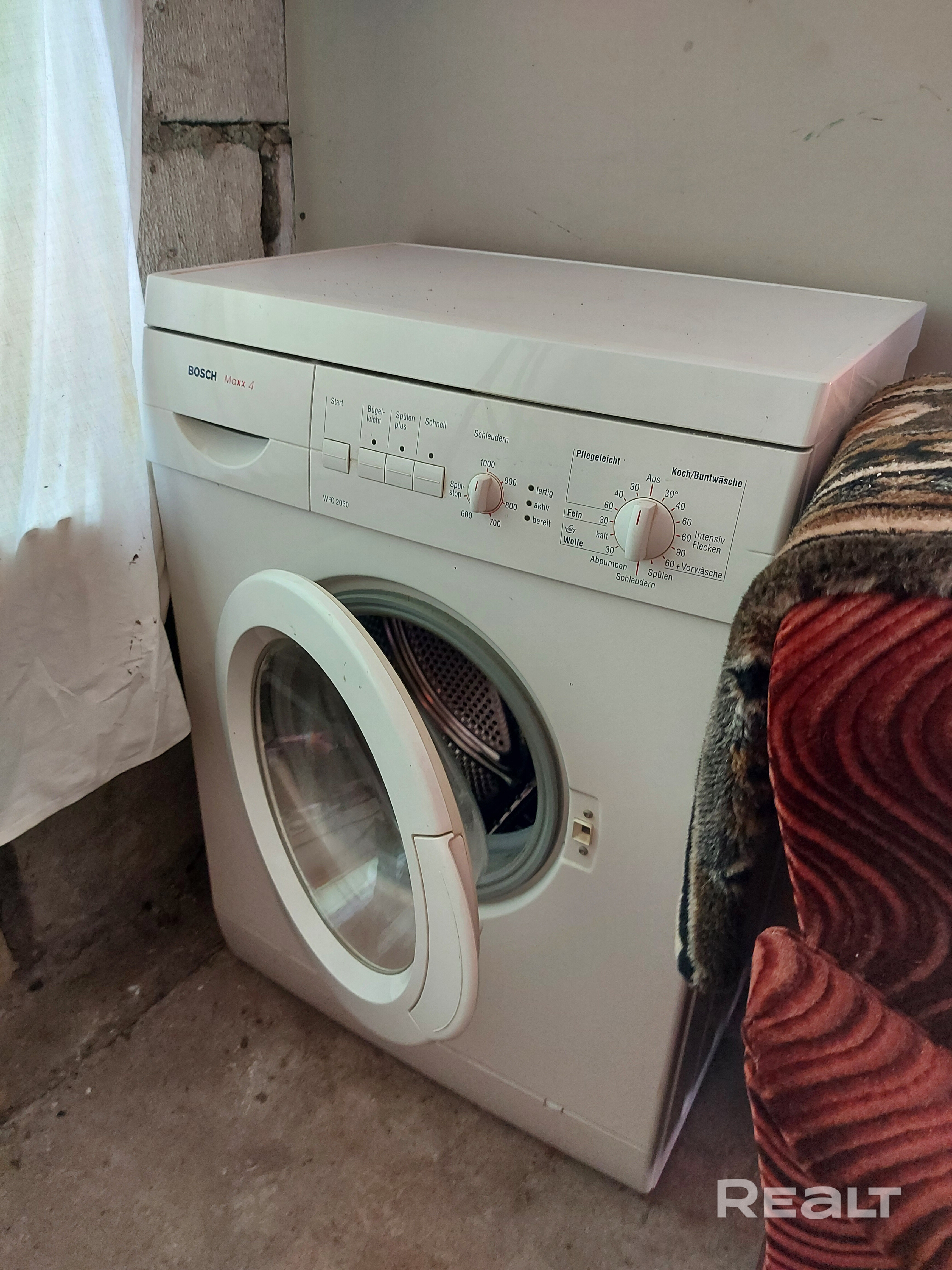 в доме,вода в доме. Бойлер.душ. Баня. Разводка воды по участку.Дорога- асфальт до ворот. Мебель и др.предметы остаются.Подвал на кухне.От ЖД станции Лоси 1 км.Вода- чистая, стоят фильтры. Два небольших кирпичных сарая, грядки, много кустов и деревьев, газон.ТВ,мобильн.нтернет работает. Огорожен. Забор- сетка.Соседи с двух сторон. При въезде первый справа. Удобно парковать авто. Камера видео при въезде в товарищество. - Aanzicht 6