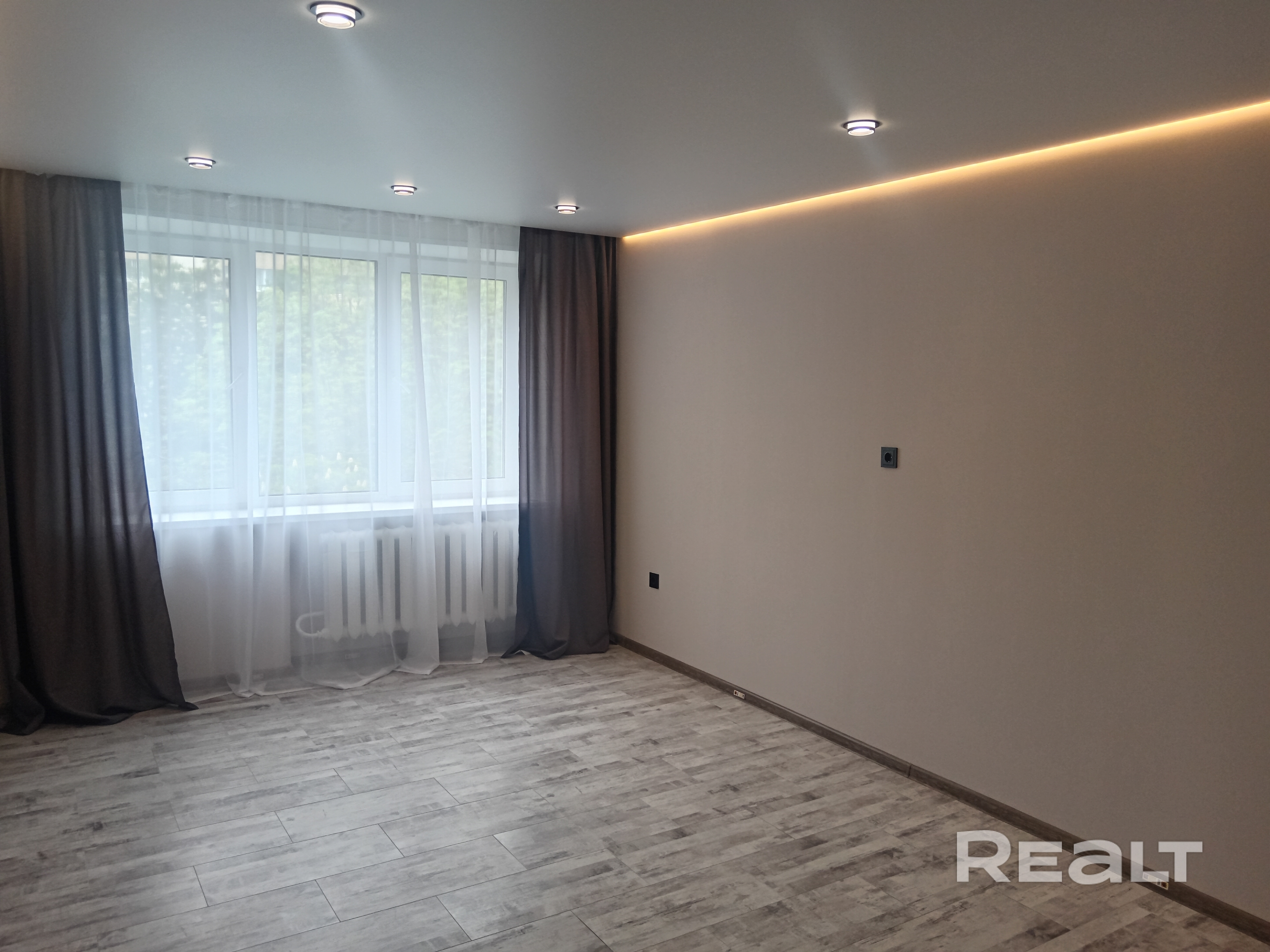 Продам 2 комнатную квартиру в кирпичном доме, с раздельными комнатами 18.5м кв и 12,5м кв, с раздельными косанузлом, большой прихожей, большой лоджией, в центре район комаровки, квартира полностью готова к проживанию и заселению, без дополнительных вложений, от слова совсем новая станция метро прямо около дома, якуба коласа в 5 минутах хотьбы, в квартире сделан в этом году полный капитальный ремонт, новая разводка сантехники, новая разводка вентиляции, новая проводка медным качественным ка - Widok 6