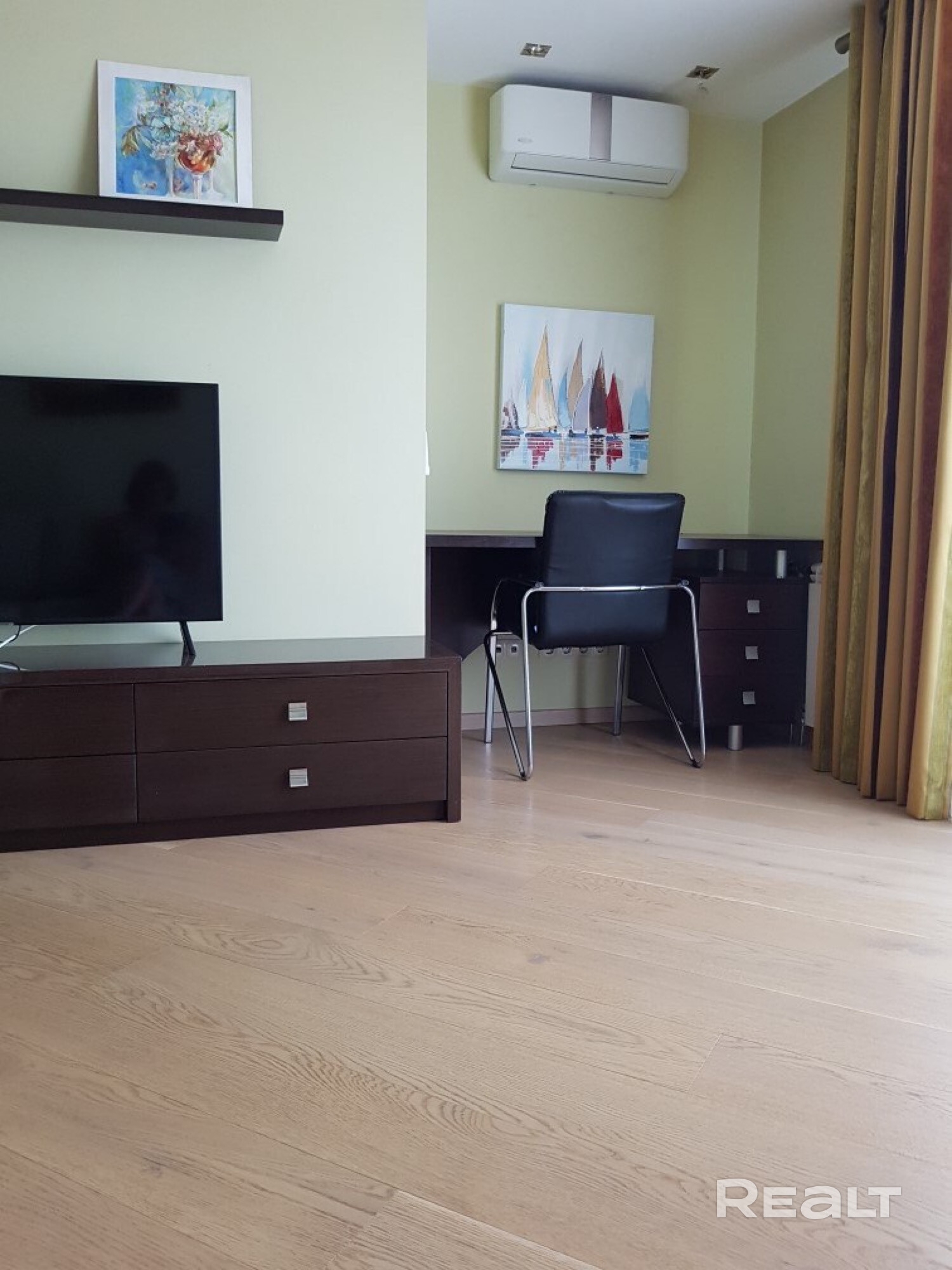Сдаётся просторная 1-комнатная квартира (54 м²) в Минске по ул.Притыцкого, 91. Заселение с 06.08.2026г. Квартира полностью оборудована для комфортного проживания. Предоставляется постельное бельё и полотенца, бесплатный Wi-Fi. До центра 10 минут на метро без пересадок. Рядом выезд на МКАД, во дворе всегда есть место для парковки. Развитая инфраструктура, все локации в шаговой доступности: рынок «Заходні», банки, аптеки, ТРЦ «Грин»,кафе,рестораны. - Ansicht 2