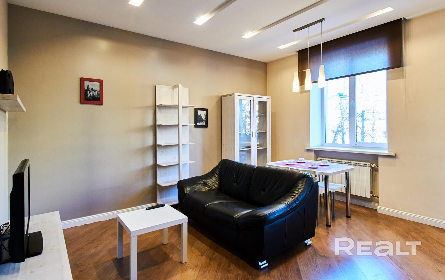 2 комнатная квартира, сталинка, 3 этаж, высокие потолки. 100м до метро (Площадь Победы). Полный комплект мебели, встроенная кухня, вся необходимая бытовая техника и оборудование, посуда, постельное белье, кабельное ТВ, интернет(оптика + Wi-Fi), телефон, металлическая дверь, встроенный шкаф. Быттехника: Холодильник, посудомойка, духовка, плита, стиралка, микроволновка, 2 телевизора, чайник, вытяжка, пылесос, фен, бойлер, телефон, утюг, блендер. 3 спальных места - Widok 3