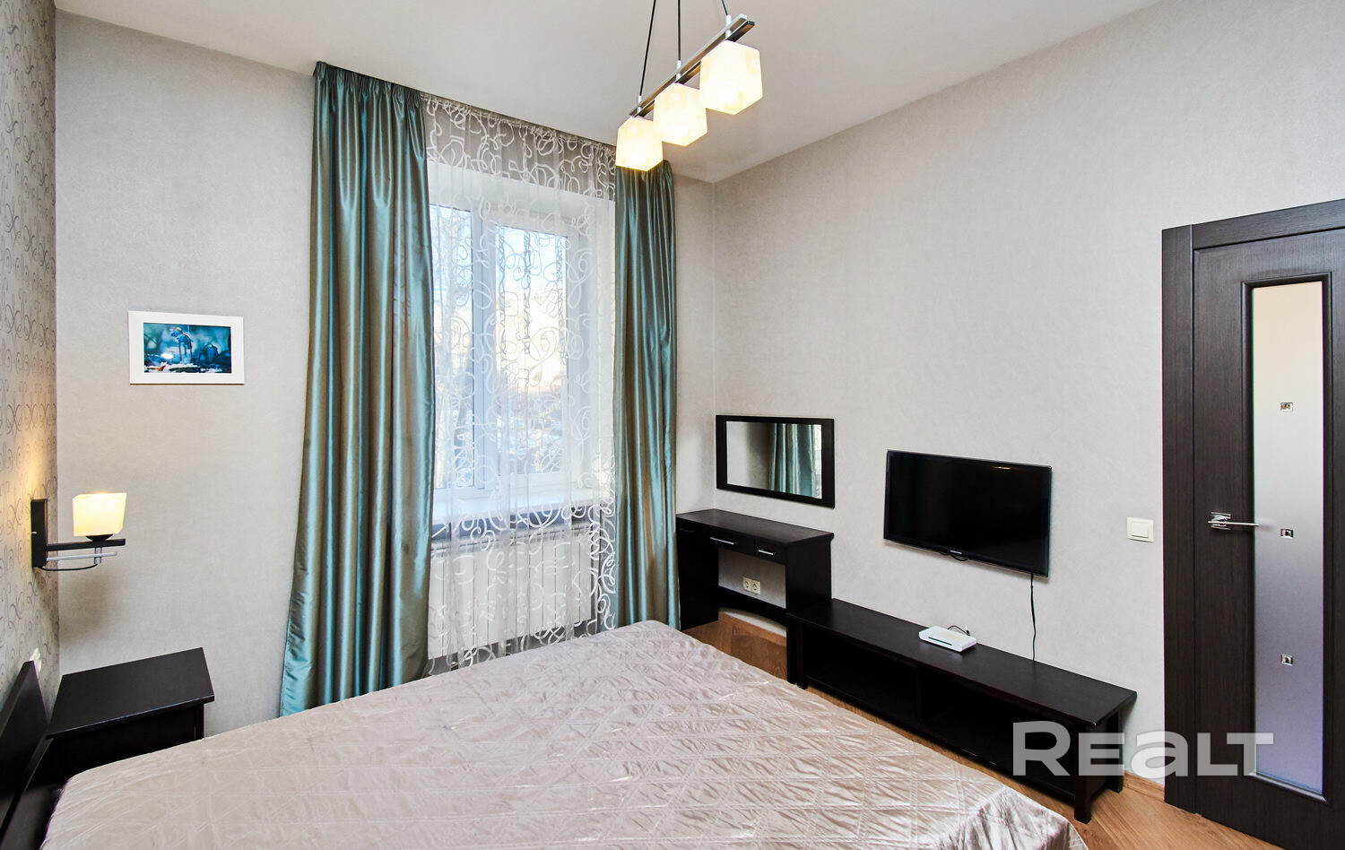 2 комнатная квартира, сталинка, 3 этаж, высокие потолки. 100м до метро (Площадь Победы). Полный комплект мебели, встроенная кухня, вся необходимая бытовая техника и оборудование, посуда, постельное белье, кабельное ТВ, интернет(оптика + Wi-Fi), телефон, металлическая дверь, встроенный шкаф. Быттехника: Холодильник, посудомойка, духовка, плита, стиралка, микроволновка, 2 телевизора, чайник, вытяжка, пылесос, фен, бойлер, телефон, утюг, блендер. 3 спальных места - Widok 4