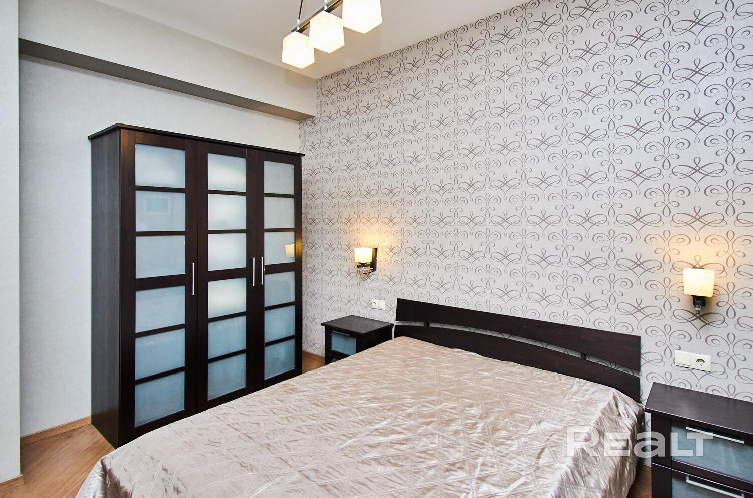 2 комнатная квартира, сталинка, 3 этаж, высокие потолки. 100м до метро (Площадь Победы). Полный комплект мебели, встроенная кухня, вся необходимая бытовая техника и оборудование, посуда, постельное белье, кабельное ТВ, интернет(оптика + Wi-Fi), телефон, металлическая дверь, встроенный шкаф. Быттехника: Холодильник, посудомойка, духовка, плита, стиралка, микроволновка, 2 телевизора, чайник, вытяжка, пылесос, фен, бойлер, телефон, утюг, блендер. 3 спальных места - Widok 5