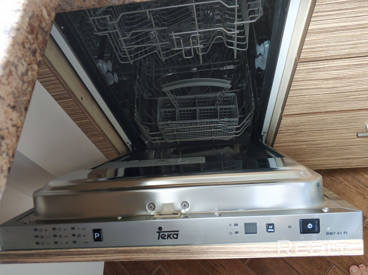 2 комнатная квартира, сталинка, 3 этаж, высокие потолки. 100м до метро (Площадь Победы). Полный комплект мебели, встроенная кухня, вся необходимая бытовая техника и оборудование, посуда, постельное белье, кабельное ТВ, интернет(оптика + Wi-Fi), телефон, металлическая дверь, встроенный шкаф. Быттехника: Холодильник, посудомойка, духовка, плита, стиралка, микроволновка, 2 телевизора, чайник, вытяжка, пылесос, фен, бойлер, телефон, утюг, блендер. 3 спальных места - Więcej
