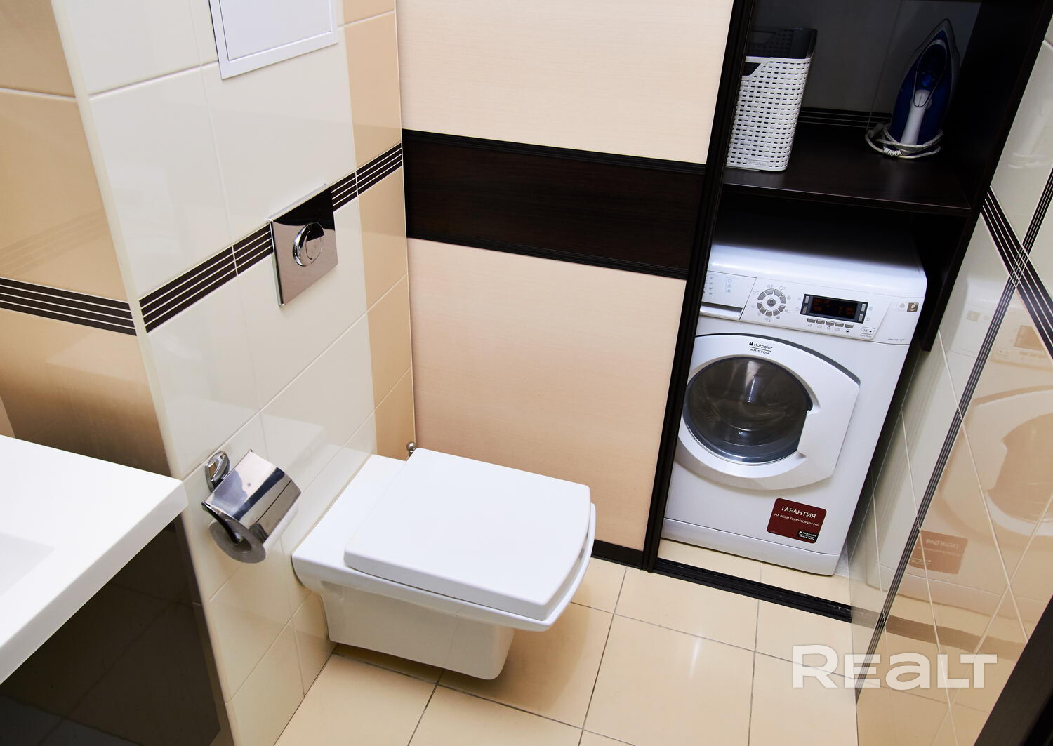2 комнатная квартира, сталинка, 3 этаж, высокие потолки. 100м до метро (Площадь Победы). Полный комплект мебели, встроенная кухня, вся необходимая бытовая техника и оборудование, посуда, постельное белье, кабельное ТВ, интернет(оптика + Wi-Fi), телефон, металлическая дверь, встроенный шкаф. Быттехника: Холодильник, посудомойка, духовка, плита, стиралка, микроволновка, 2 телевизора, чайник, вытяжка, пылесос, фен, бойлер, телефон, утюг, блендер. 3 спальных места - Widok 6