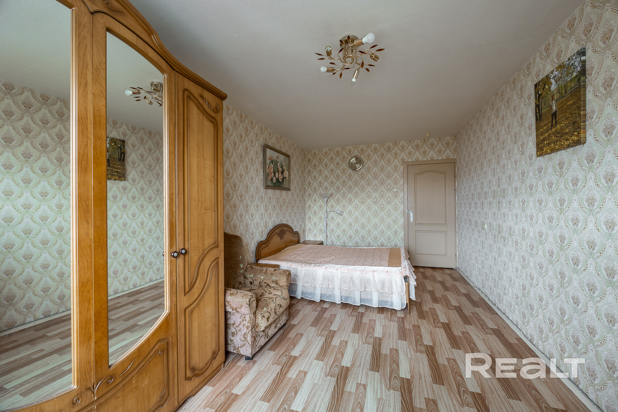 Продаются две большие комнаты 17,6 м2 и 17,1 м2 в трехкомнатной квартире в шаговой доступности от станции метро Каменная Горка! Права собственности и право пользования четко определены, в комнате 12,4м2 проживает молодой человек без вредных привычек. - Więcej