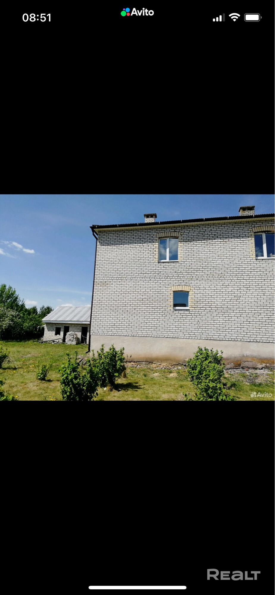 Очень просторный коттедж, общая площадь первого и второго этажа 240 кв. м, жилая 180, плюс 120 кв. подвал и 120 кв. чердак. Есть пристройка для бани, гараж и мастерская. Большой участок с садом. Красивый вид на сад и поле. Требуется закончить отделку, подключить воду, газ и канализацию, часть работ уже сделана. - Widok 2