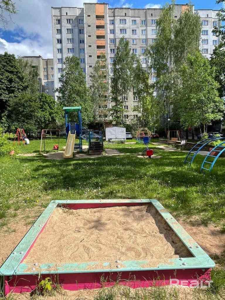 Продаётся 2-х комн. в квартира на высоком первом этаже с выполненными черновыми работами. В шаговой доступности магазины, ТЦ "Европа", банки, гимназии, школы, детские сады. В двух остановках метро Академия наук", парк Дружбы народов. Комаровский рынок. Свободна, чистая продажа, ключи в день с - Ansicht 4