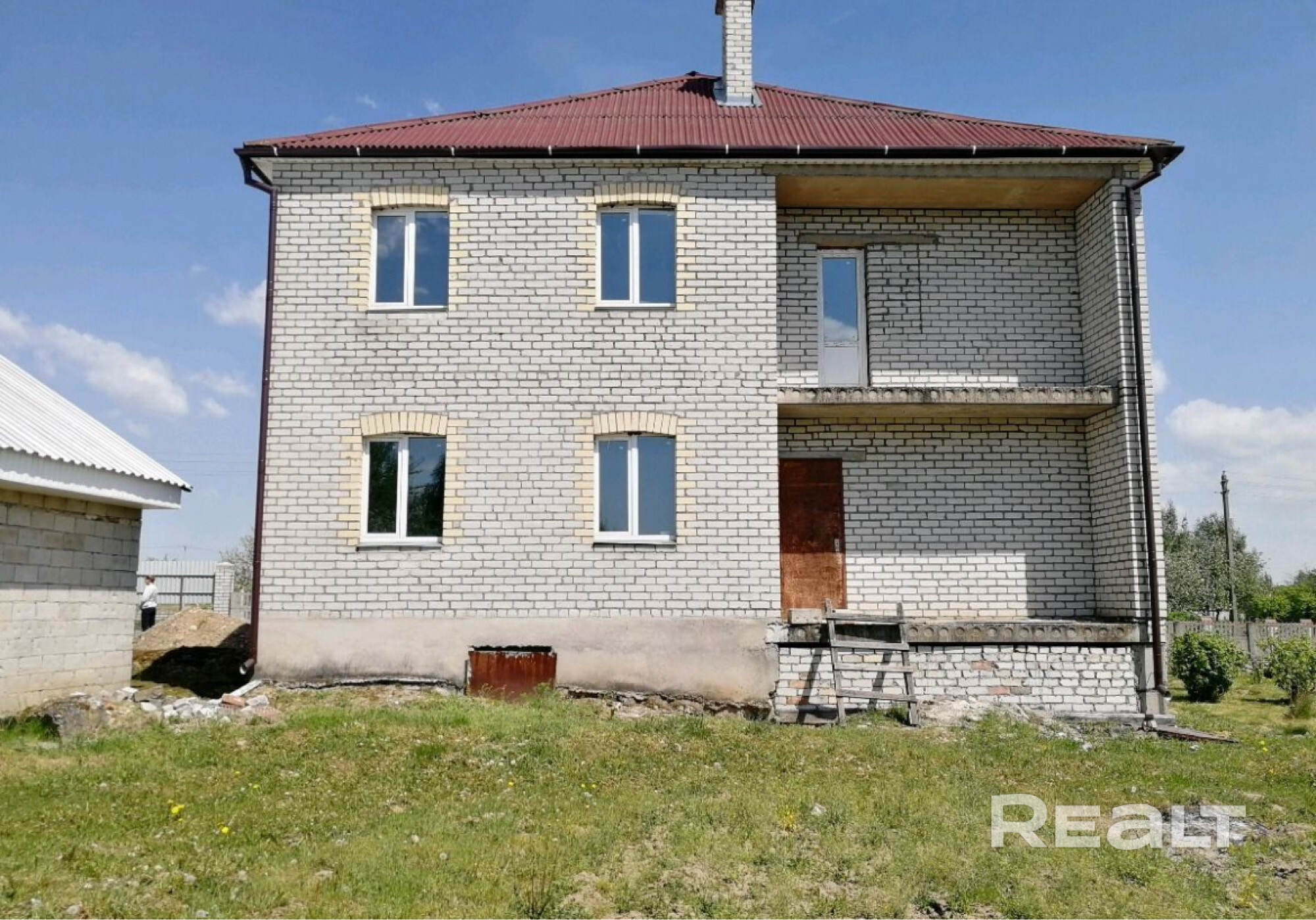 Очень просторный коттедж, общая площадь первого и второго этажа 240 кв. м, жилая 180, плюс 120 кв. подвал и 120 кв. чердак. Есть пристройка для бани, гараж и мастерская. Большой участок с садом. Красивый вид на сад и поле. Требуется закончить отделку, подключить воду, газ и канализацию, часть работ уже сделана. - Widok 3