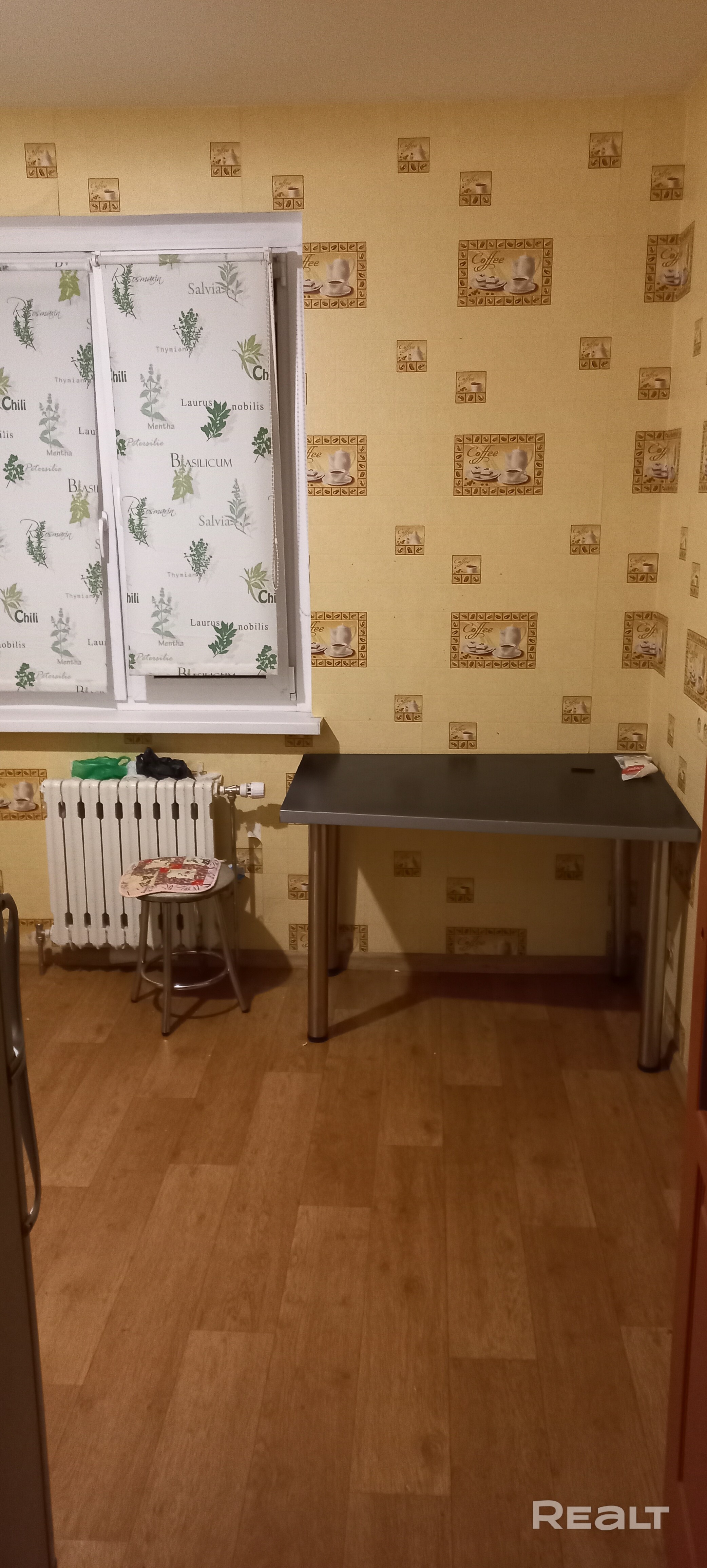 Сдается 2-комнатная квартира на долгосрочной основе в районе Великий лес. Рядом ж/д станция Озерище. До метро Уручье 10 мин на транспорте. Предпочтение семьям без животных, гражданам РБ. По всем вопросам звоните - Fler