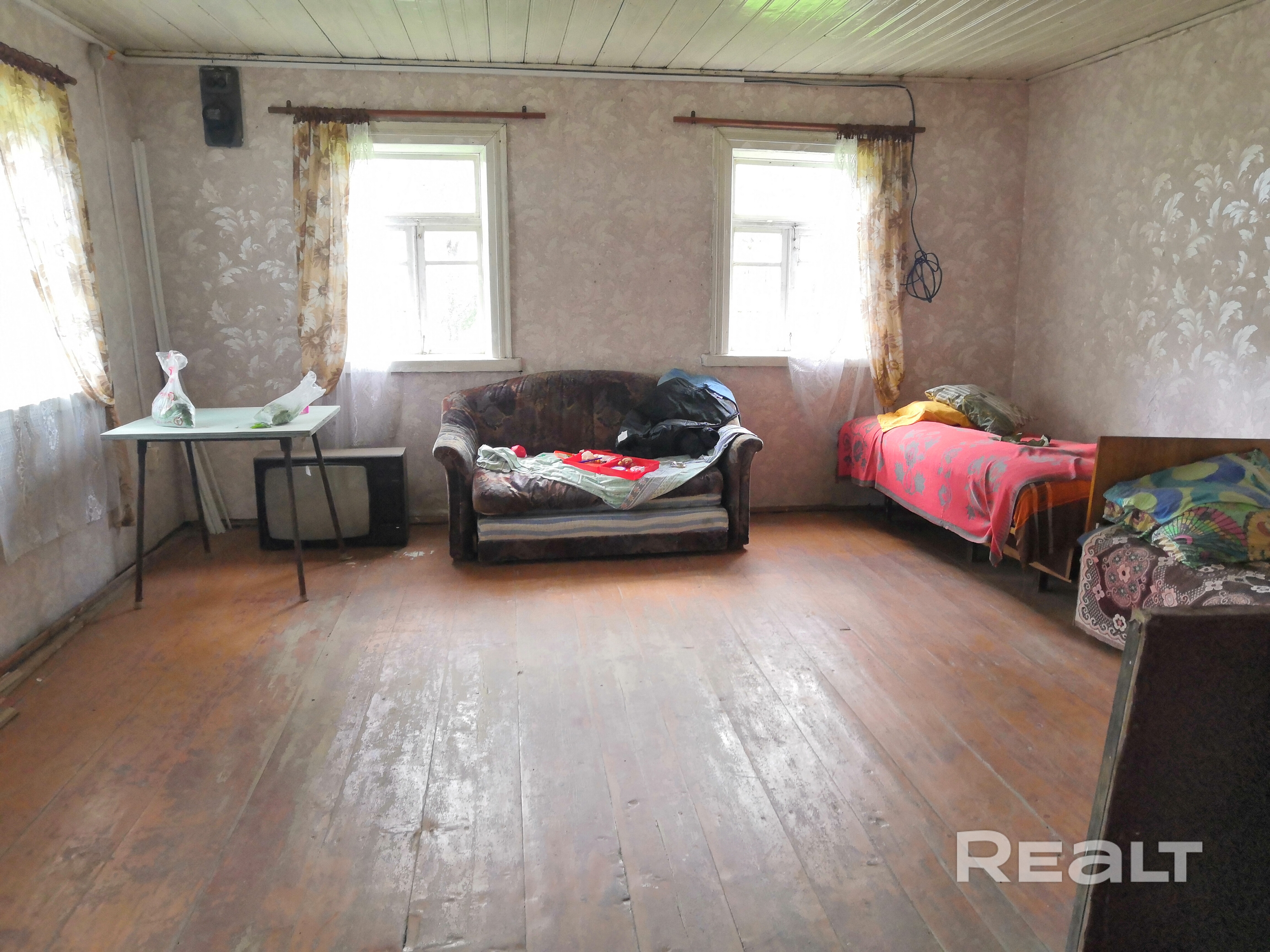Жилой дом в деревне. Одна спальня, кухня, веранда, холодная пристройка. Печное отопление. Вода в колодце. На участке две постройки из семи сараев, туалет. Есть сад с фруктовыми деревьями. Рядом лес, озеро. – pohled 3