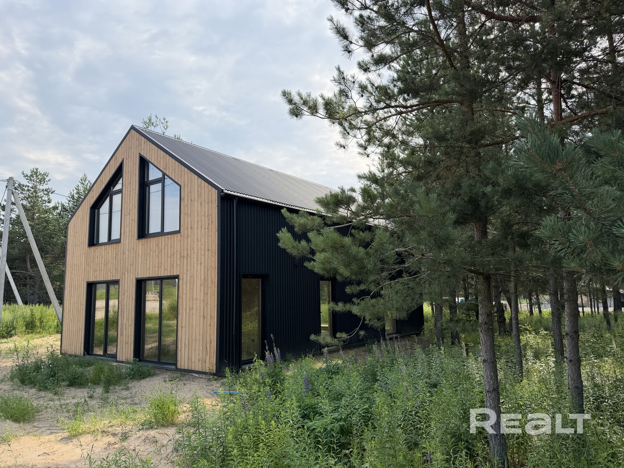 В продаже 2 дома — уникальное предложение: два смежных участка по 15 соток (общая площадь 30 соток) с готовыми домами в архитектурном стиле «барнхаус». - Ansicht 2