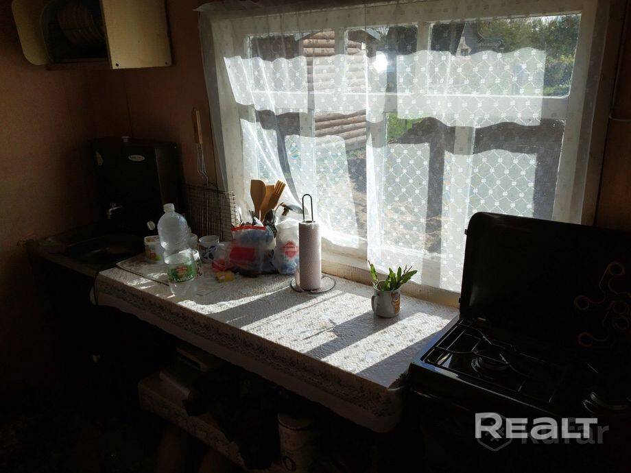 Продам дачу в связи с необходимостью решения жилищного вопроса. Товарищество находится в спокойном месте. Дорога из Минска хорошая. Почти полностью асфальт, немного гравейки. Зимой в товариществе чистятся дороги от снега. Участок граничит с соседями с двух сторон (по бокам). С этих сторон забор - сетка-рабица. Задняя граница участка и передняя без забора. Электричество 220. Счетчик на улице, согласно требованиям. Возможность подключения 380 обсуждается индивидуально с председателем. - Vista 3