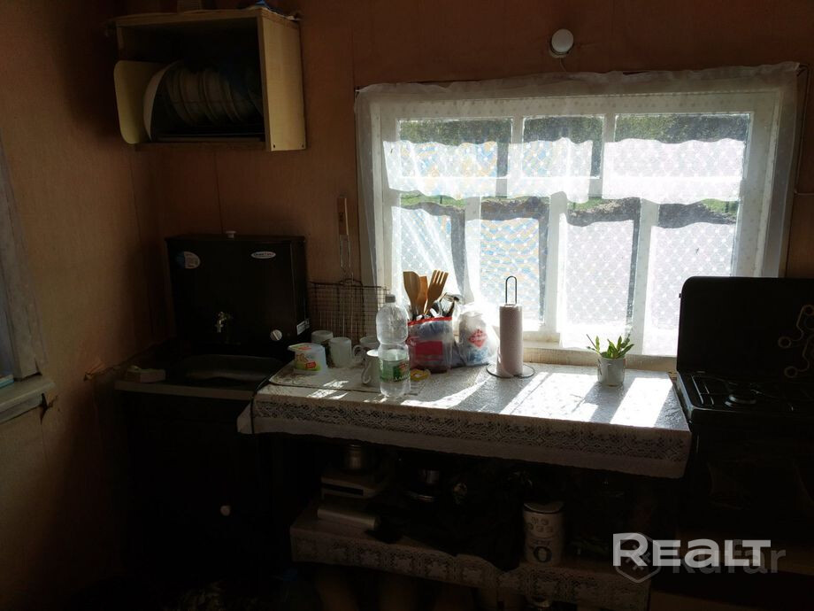 Продам дачу в связи с необходимостью решения жилищного вопроса. Товарищество находится в спокойном месте. Дорога из Минска хорошая. Почти полностью асфальт, немного гравейки. Зимой в товариществе чистятся дороги от снега. Участок граничит с соседями с двух сторон (по бокам). С этих сторон забор - сетка-рабица. Задняя граница участка и передняя без забора. Электричество 220. Счетчик на улице, согласно требованиям. Возможность подключения 380 обсуждается индивидуально с председателем. - Vista 6