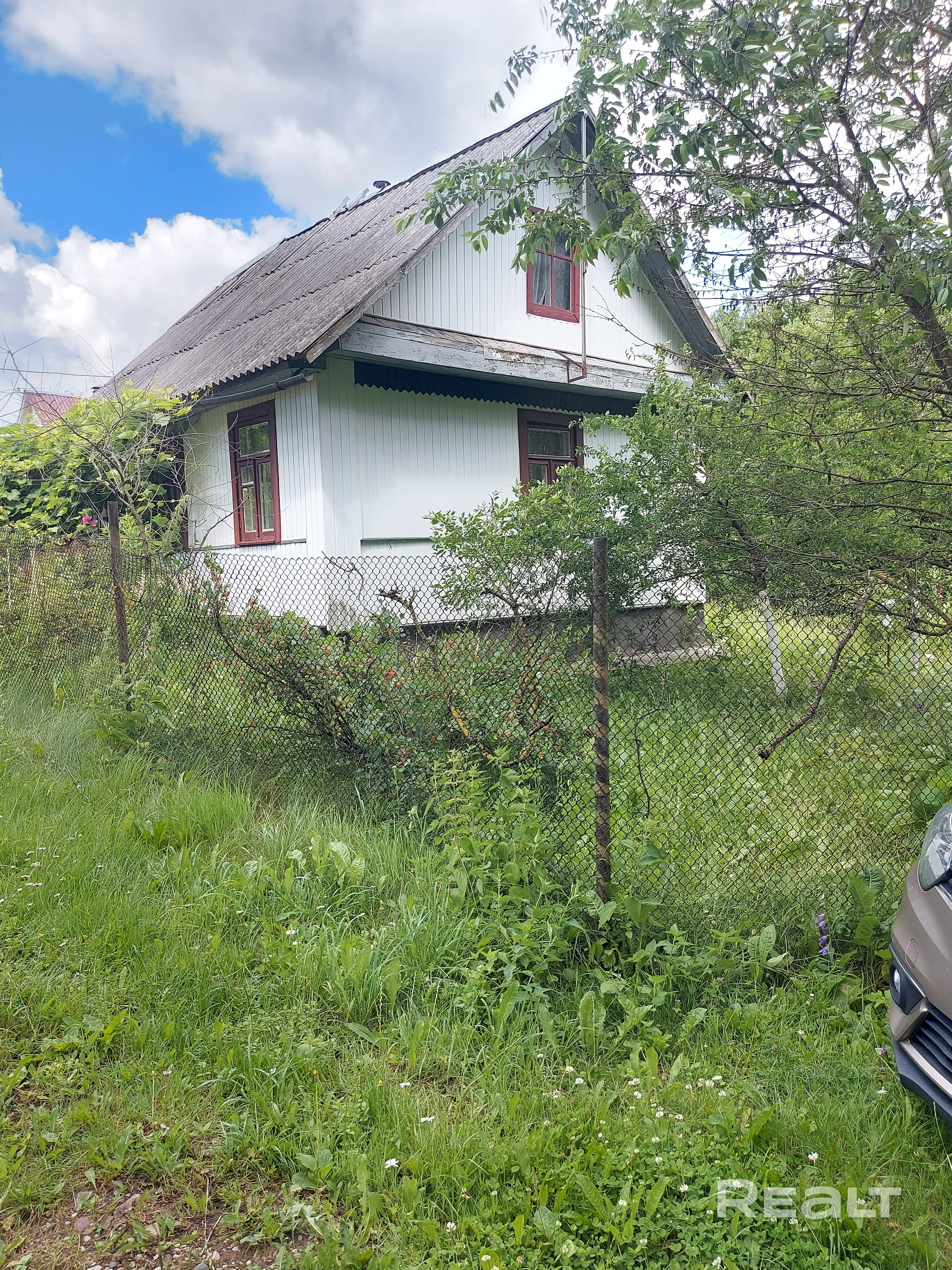 в доме,вода в доме. Бойлер.душ. Баня. Разводка воды по участку.Дорога- асфальт до ворот. Мебель и др.предметы остаются.Подвал на кухне.От ЖД станции Лоси 1 км.Вода- чистая, стоят фильтры. Два небольших кирпичных сарая, грядки, много кустов и деревьев, газон.ТВ,мобильн.нтернет работает. Огорожен. Забор- сетка.Соседи с двух сторон. При въезде первый справа. Удобно парковать авто. Камера видео при въезде в товарищество. - Aanzicht 4
