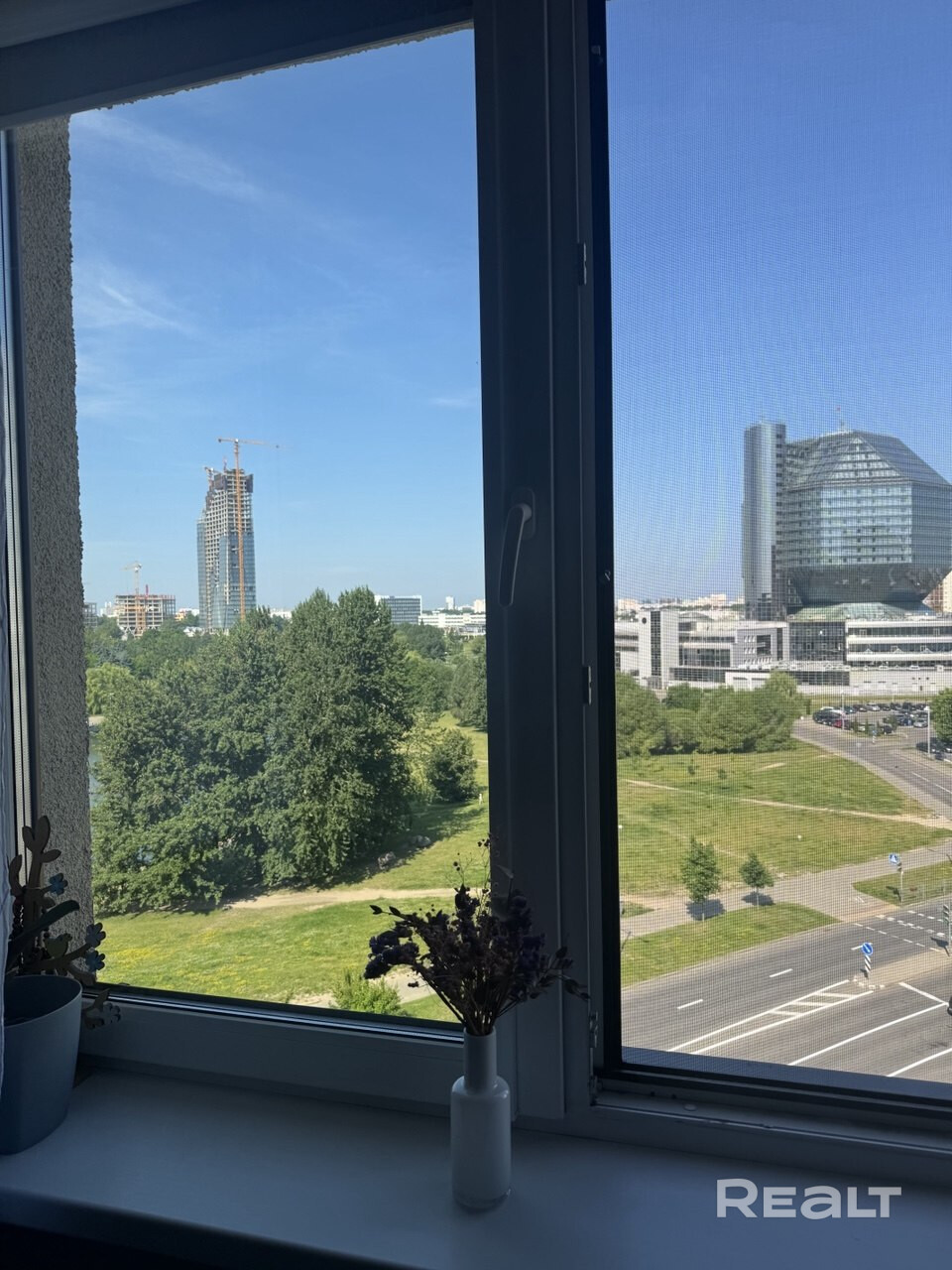 Панорамная евротрёшка 59,7 м² в ЖК «Маяк Минска» — окна на юг и запад, три вида из окон: Национальная библиотека, парк Писателей, набережная Свислочи. Комната с панорамными окнами в пол. Дизайнерский ремонт. Солнце весь день. «Город в городе». Это лучший дом в ЖК «Маяк Минска» с самыми красивыми видами и самой комфортной локацией внутри комплекса. Дизайнерский ремонт выполнен со вкусом с использованием качественных материалов — можно въезжать и сразу жить. - Widok 3