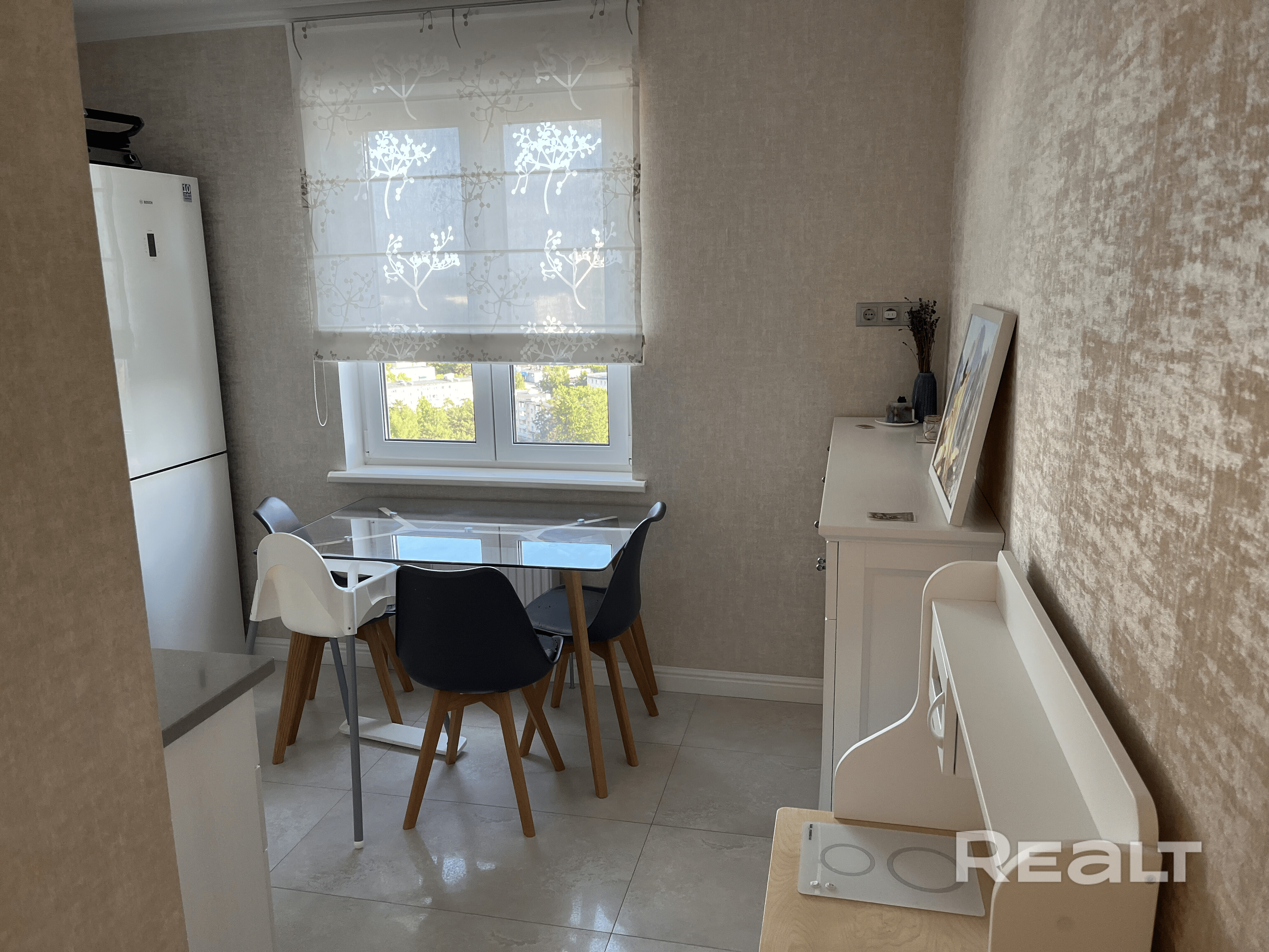Светлая и уютная 2-комнатная квартира 60 м² в современном доме 2016 года. Отдельная спальня и просторная гостиная с раскладным диваном на 2 спальных места. Юго-западная сторона, много естественного света и красивые закаты. Лоджия с диваном, столиком и местом для хранения. Полностью меблирована, вся техника остается (Bosch, ТВ, стиральная машина, холодильник, СВЧ). Хорошая шумоизоляция, 2 лифта, парковка. Метро, магазины, парки, бассейн и теннисный корт рядом. – pohled 5