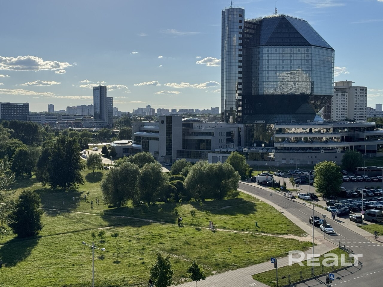 Панорамная евротрёшка 59,7 м² в ЖК «Маяк Минска» — окна на юг и запад, три вида из окон: Национальная библиотека, парк Писателей, набережная Свислочи. Комната с панорамными окнами в пол. Дизайнерский ремонт. Солнце весь день. «Город в городе». Это лучший дом в ЖК «Маяк Минска» с самыми красивыми видами и самой комфортной локацией внутри комплекса. Дизайнерский ремонт выполнен со вкусом с использованием качественных материалов — можно въезжать и сразу жить. - Widok 4