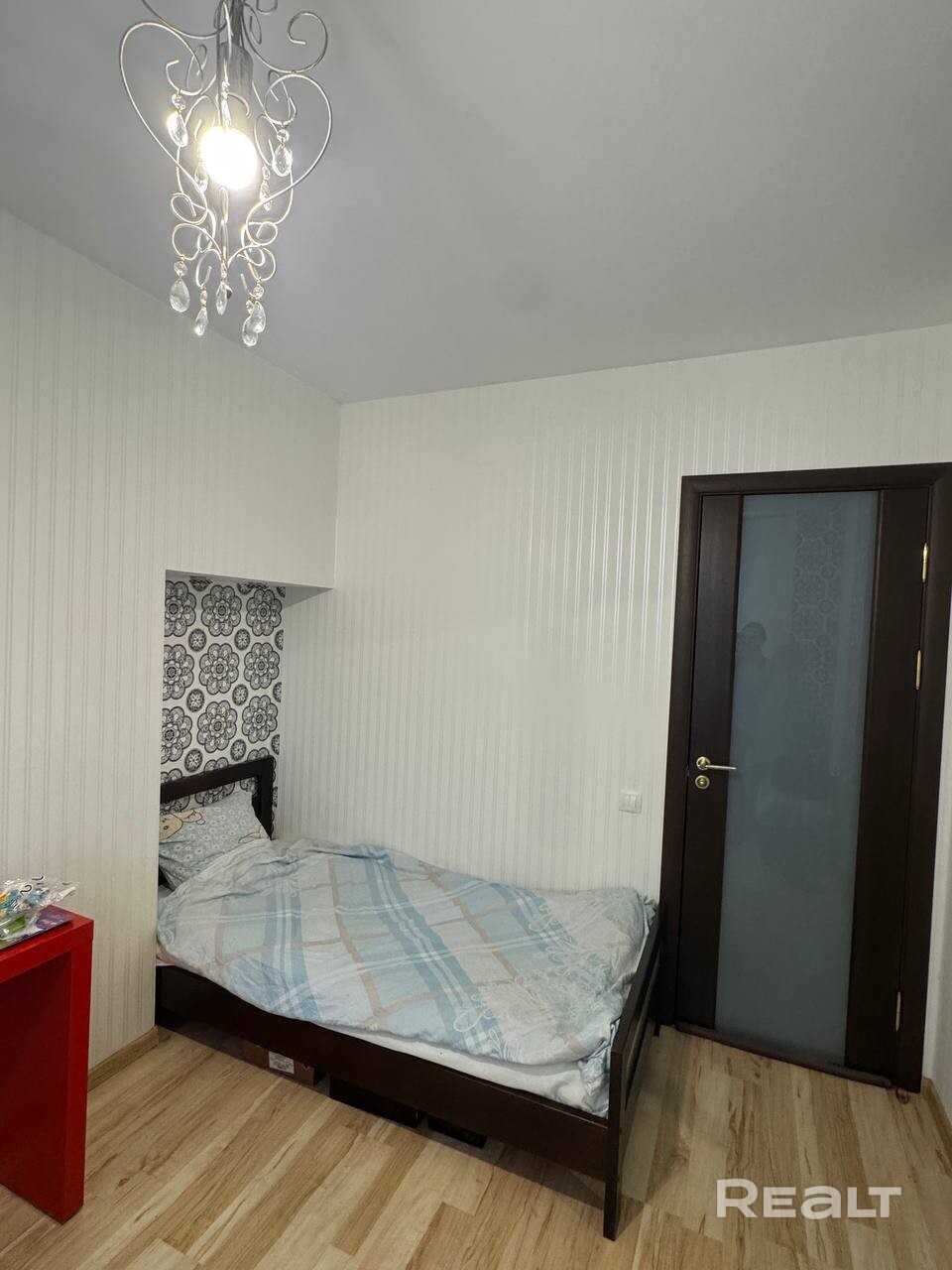 Квартира в живописном месте недалеко от метро Петровщина. Рядом большой яблоневый сад для прогулок, много деревьев во дворах. Широкие дворы и много места для парковки автомобиля рядом с домом. В квартире качественная техника и сантехника, на кухне встроенная техника. Большая ванная комната 5.5 кВ. Метров. Квартира светлая с окнами на 3 стороны. Рядом много магазинов, садиков, школ и другой инфраструктуры. Большая кухня в классическом стиле. В квартире много мест для хранения. - Bild 5