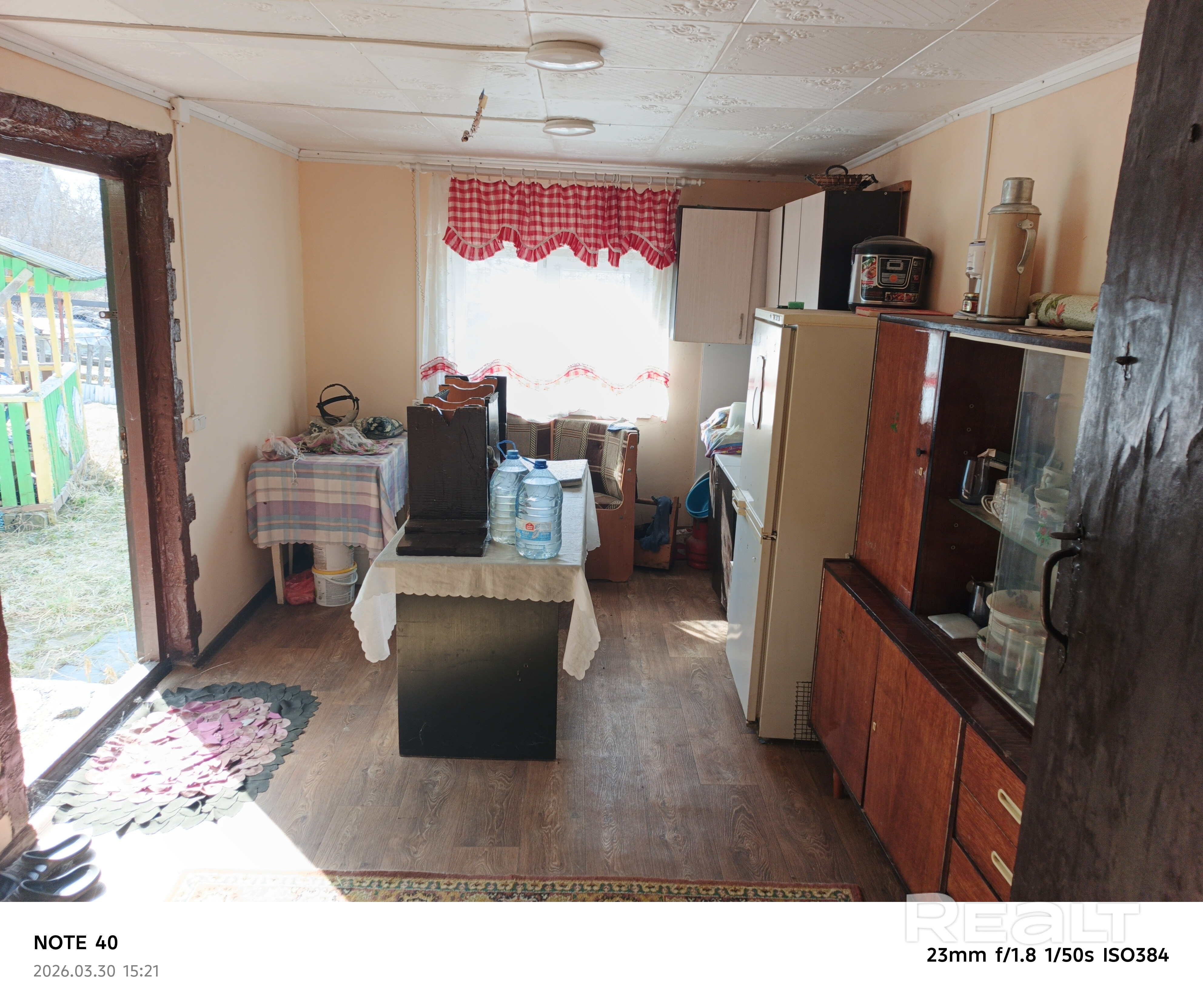 Продается 1/4 часть одноэтажного дома, которая находится посередине , что позволяет быть постоянно в тепле, так как дом отапливается с двух сторон. Вода центральная на участке, центральная канализация через дорогу, газ вдоль забора, свет введен. Участок состоит из двух частей: 1) непосредственно вход в дом около 1 сотки. 2) находится в десяти метрах от первого около 3.6 соток- на котором можно ещё что-то построить (гараж, баню и тд ). Участок находится практически в центре Петришек: через дорог – pohled 5