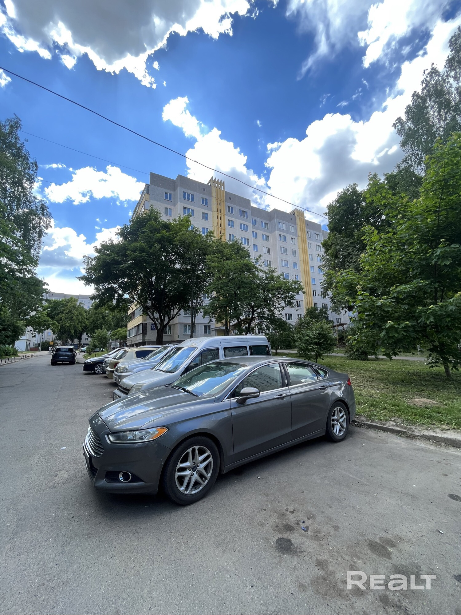 Двухкомнатная квартира , 49 .08 м.кв плюс лоджия , лоджия большая 2.1 м кв . 2 минуты пешком до метро Неморшанский сад , станция Слуцкий гостинец тоже рядом . 4 этаж . Окна выходят на две стороны . В подъезде есть пандус . Рядом с домом Неморшанский сад , водохранилище лощина , комплекс солнечная долина , сад , поликлиника . Сейчас в доме кап ремонт , скоро будет сделан . Я собственник . - Ansicht 3