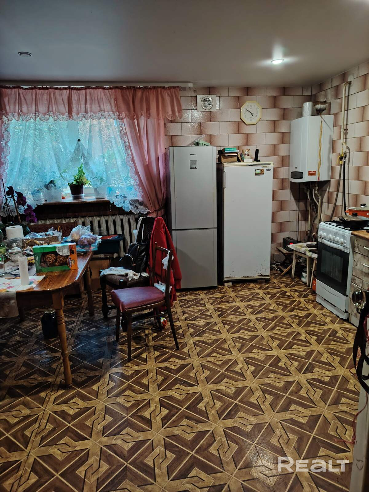 3-этажный дом в д.Королищевичи - место, где начинается ваша новая история. Ищите пространство, где можно создать дом мечты? Это именно тот случай. Королищевичи - тихое место с природой, свежим воздухом и ощущение уюта вдали от городской суеты. Что вас ждёт: •Просторный дом с большим потенциалом. •3 этажа - место для семьи, гостей и идей. •Возможность обустроить все под себя. •Участок, где можно создать зону отдыха. Да, дому нужен уют. Но это не минус - это шанс сделать все под себя. - Widok 6