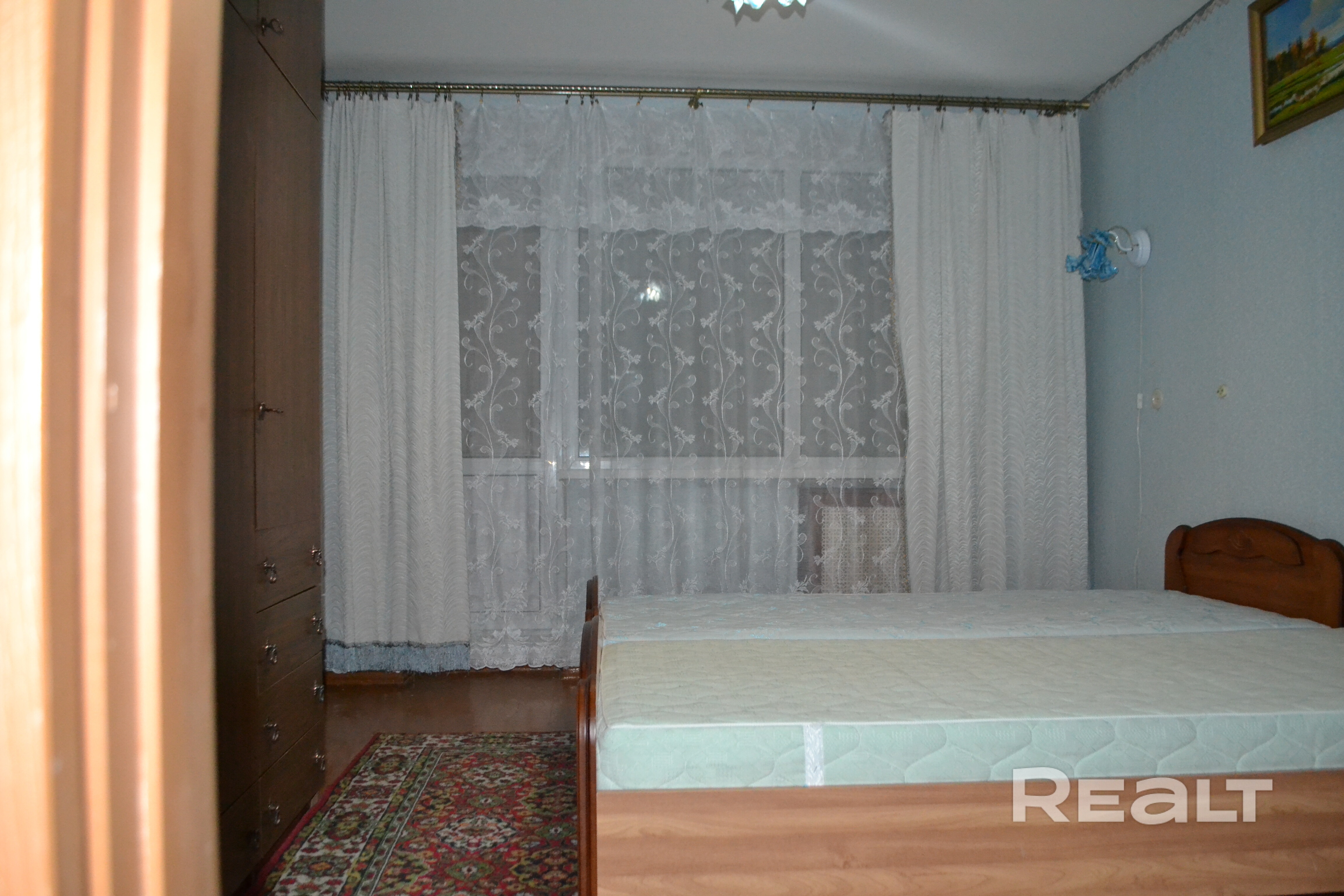 Сдаётся 2-х комн. квартира (51,5 кв. м.), 8-й этаж 9-ти этажного дома. Полностью укомплектована всей необходимой мебелью и бытовой техникой (холодильник, газовая плита, микроволновая печь, электрический чайник, стиральная машина, телевизор, пылесос). Хорошие, нешумные соседи. Тамбур на 2 квартиры. Чистый подъезд. - Widok 6