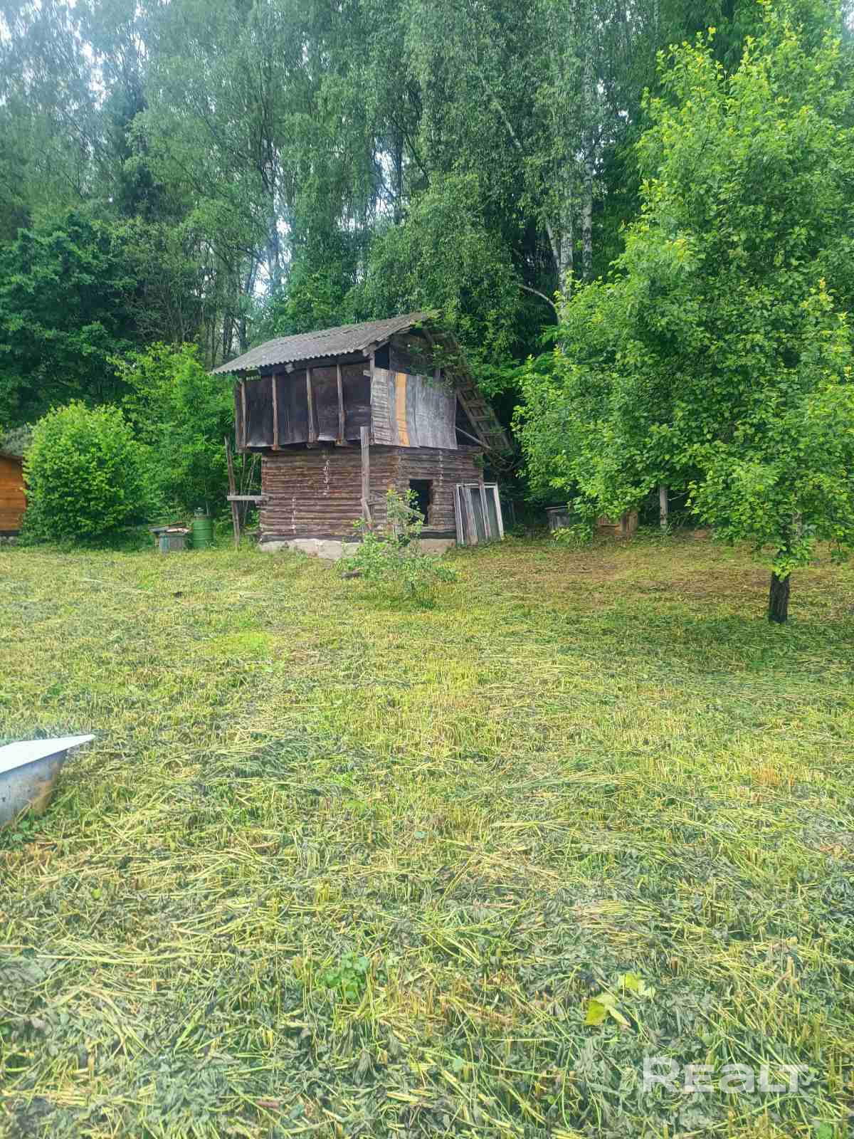 Дача продажа или аренда, расположена в живописном месте в 45 км от Минска по трассе Р28 (Минск-Молодечно-Нарочь).46 км от Минска в Молодечненском направлении. До остановки электрички 15 мин. ст.Лоси. Сам дом блочный обложен кирпичем , цокольный этаж по периметру,печью,газ балонный, 48м.кв. 2. Летний дом 25м.кв.+ мансарда 20м.кв., предусмотрен сан.узел в доме,печью, застекленная веранда с камином 20м.кв. и пристроенным сараем 17м.кв., в котором может проживать еще одна семья 3.Гараж 24м.кв.+парко - Widok 5