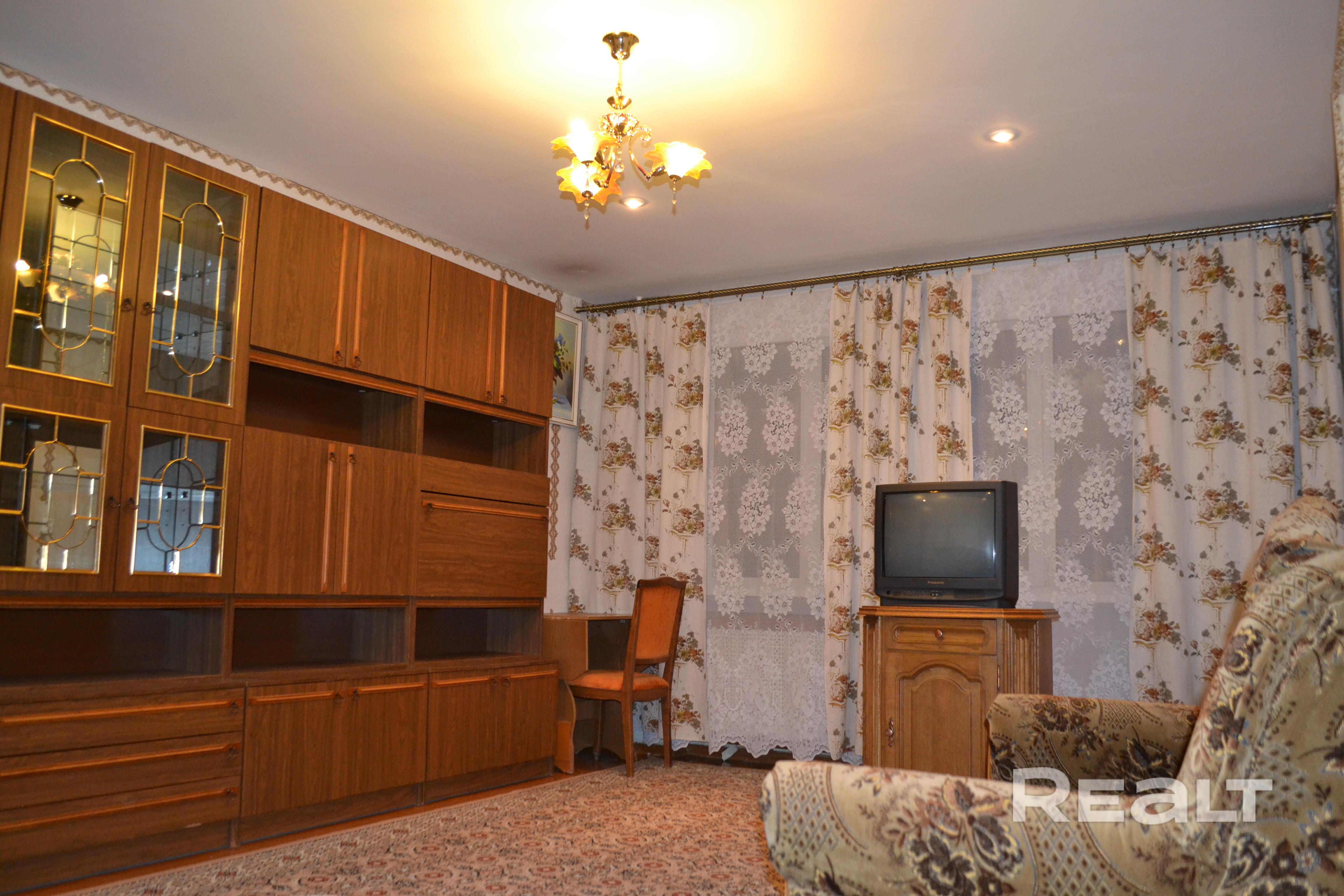 Сдаётся 2-х комн. квартира (51,5 кв. м.), 8-й этаж 9-ти этажного дома. Полностью укомплектована всей необходимой мебелью и бытовой техникой (холодильник, газовая плита, микроволновая печь, электрический чайник, стиральная машина, телевизор, пылесос). Хорошие, нешумные соседи. Тамбур на 2 квартиры. Чистый подъезд. - Widok 5