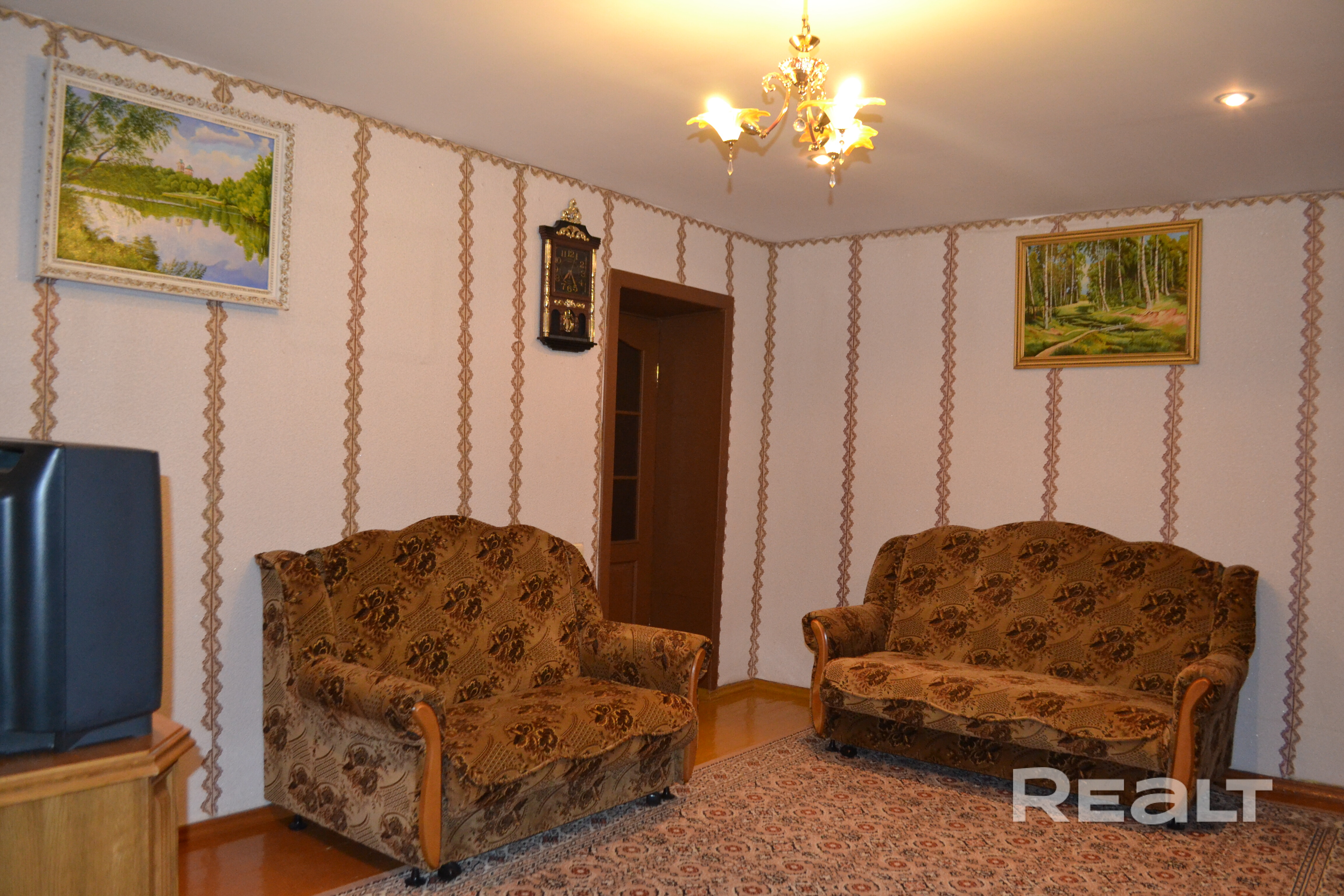 Сдаётся 2-х комн. квартира (51,5 кв. м.), 8-й этаж 9-ти этажного дома. Полностью укомплектована всей необходимой мебелью и бытовой техникой (холодильник, газовая плита, микроволновая печь, электрический чайник, стиральная машина, телевизор, пылесос). Хорошие, нешумные соседи. Тамбур на 2 квартиры. Чистый подъезд. - Widok 4