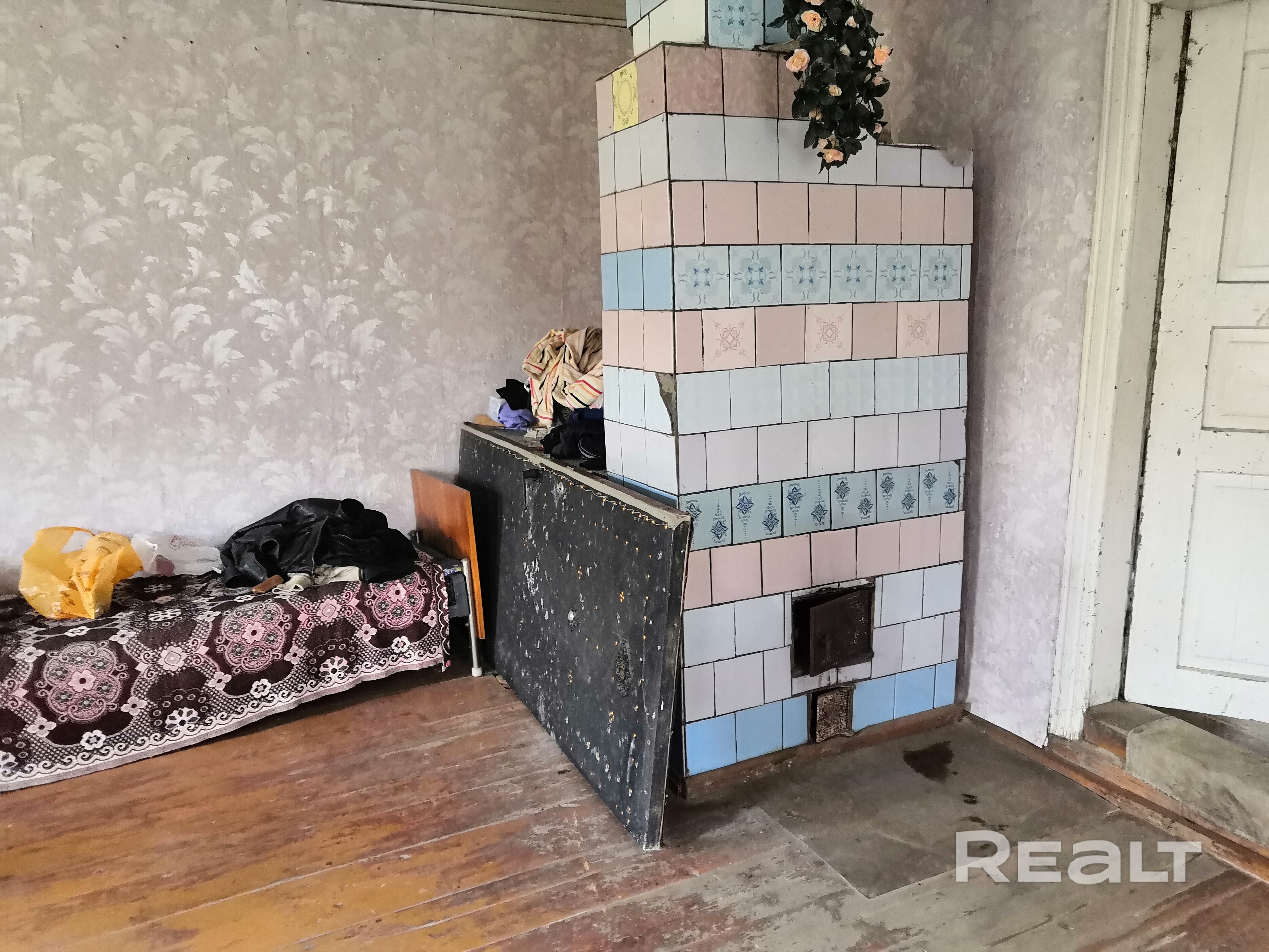 Жилой дом в деревне. Одна спальня, кухня, веранда, холодная пристройка. Печное отопление. Вода в колодце. На участке две постройки из семи сараев, туалет. Есть сад с фруктовыми деревьями. Рядом лес, озеро. – pohled 4