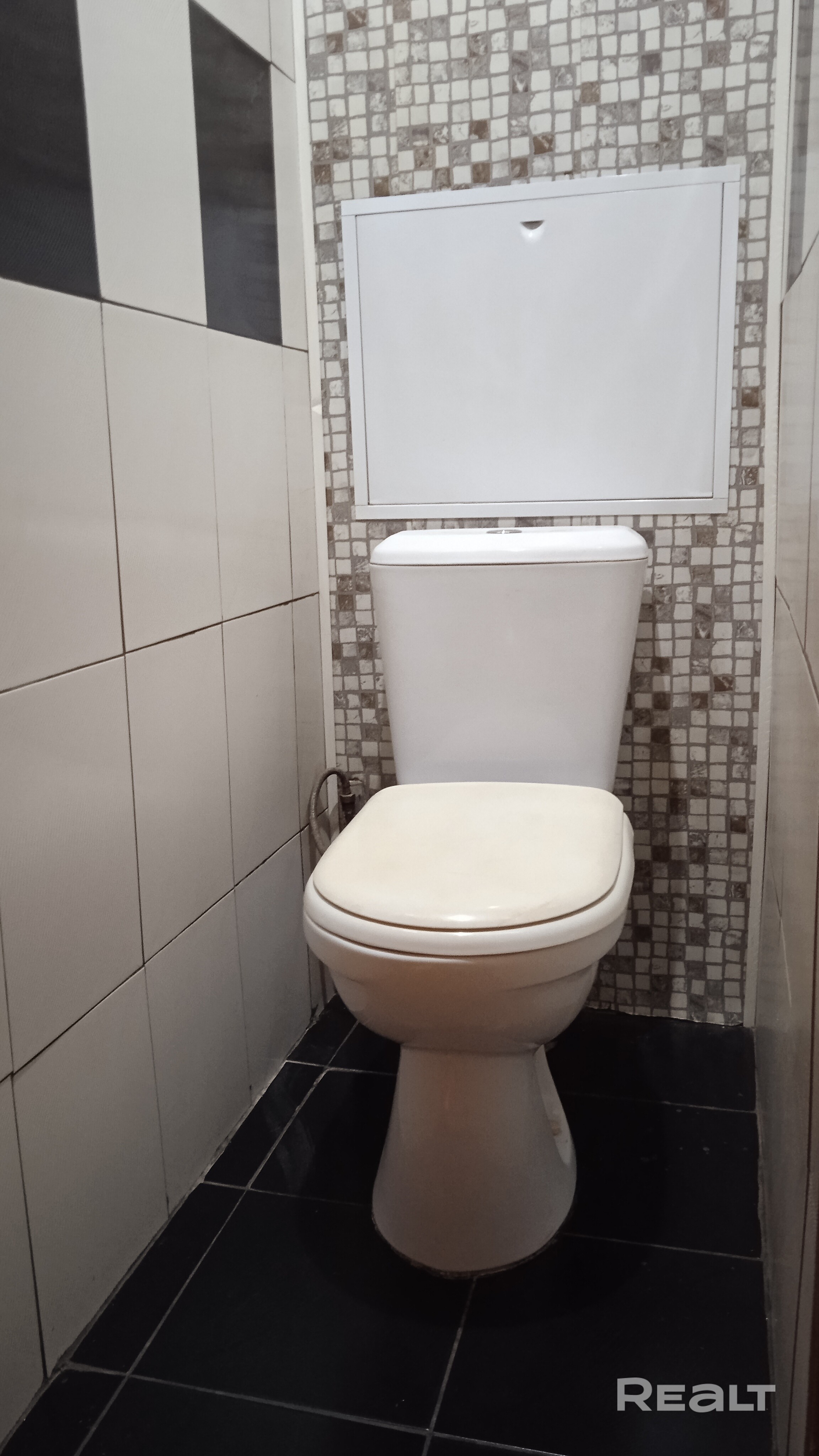 Трехкомнатная квартира 63 кв,м (одна комната проходная, санузел раздельный, балкон и застекленная лоджия), со всей необходимой мебелью и техникой на 5-м этаже девяти этажного дома, в двух шагах от метро Автозаводская. Сдается собственником на длительный период. Не для студентов. Официальный договор+залог в размере месячной оплаты (возвращается по истечению договора) Коммунальные услуги оплачиваются арендатором Прописан 1 человек - Więcej