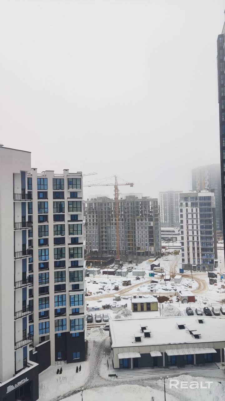 Продается однокомнатная квартира студия без отделки, 30,2 кв.м. на хорошем12 этаже. Дом сдан, все проживают, серединка с видом на будущий парк. - Widok 3
