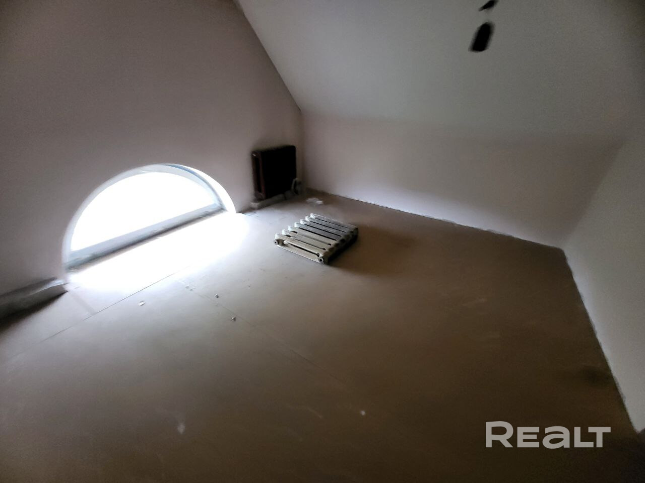 ЭЛИТНЫЙ ТАУНХАУС В КОЛОДИЩАХ. 25 СОТОК. ПРУД. КОРТ. 4 ЭТАЖА. 📍 Минский район, аг. Колодищи 🌳 Участок 25 соток — редкость для таунхауса 🎾 Личный корт — спорт без выезда из дома 🍎 Ухоженный плодовый сад 🏠 4 этажа — продуманная планировка для семьи и гостей Идеальное сочетание приватности загородной жизни и доступности Минска (15 минут до города). Уровень, который выбирают те, кто знает толк в пространстве и свободе. - Widok 3