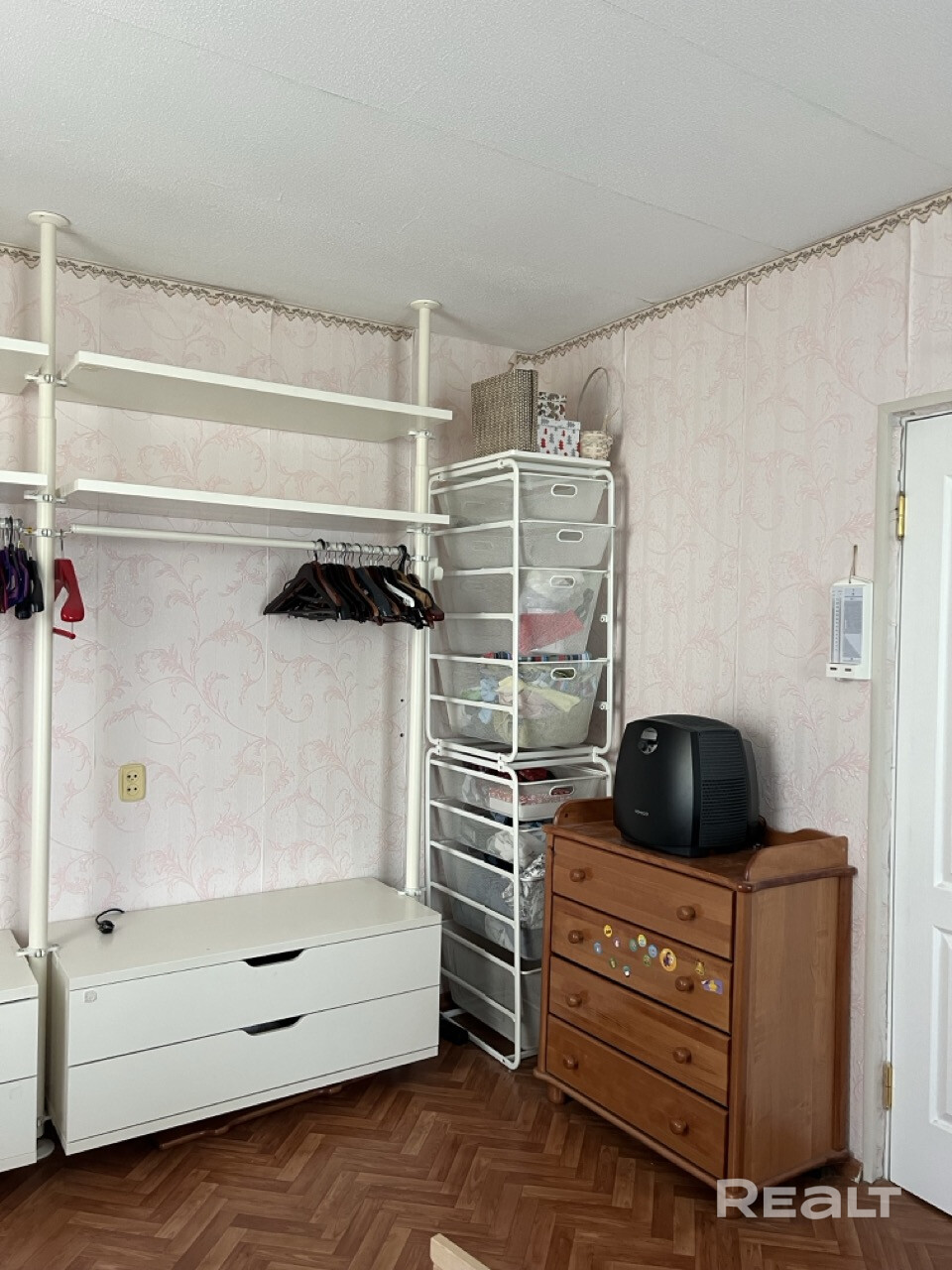 2-комнатная квартира общей площадью 50,8 м², расположенная на 3-м этаже 9-этажного дома. До станции метро «Кунцевщина» 15 минут пешком. – další