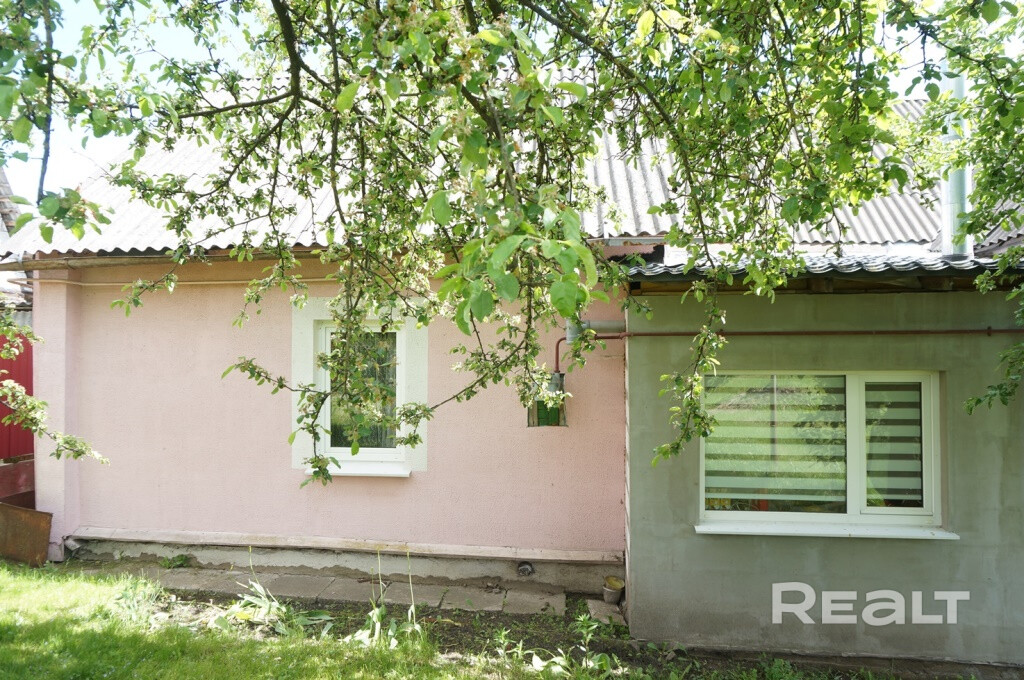 Продается жилой дом г. Минск, Тиражный проезд. (Советский район г. Минска). Дом в один уровень в хорошем жилом состоянии. Участок 5,55 соток огорожен (в собственности). Отопление на газу, горячая вода – газовая колонка, центральный водопровод, канализация центральная. На участке расположен гараж и сарай. В доме имеется подвал. 5 комнат. - Ansicht 6