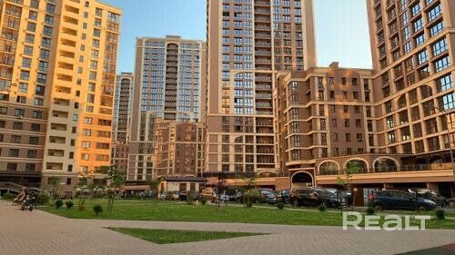 Продается двушка евроформата в ЖК «Парк Челюскинцев», 5 мин. от метро. 43,5 кв.м. Свежий ремонт, новая техника и мебель всё остается. Узаконенная планировка: отдельная спальня + кухня-гостиная с раздвижной стеклянной перегородкой (можно сделать две изолированные комнаты). Полностью готова для жизни или инвестиций: локация позволяет сдавать значительно выше рынка. Один собственник, чистая продажа, ключи в день сделки. Торг уместен. Агентов просьба не беспокоить. - Bild 3