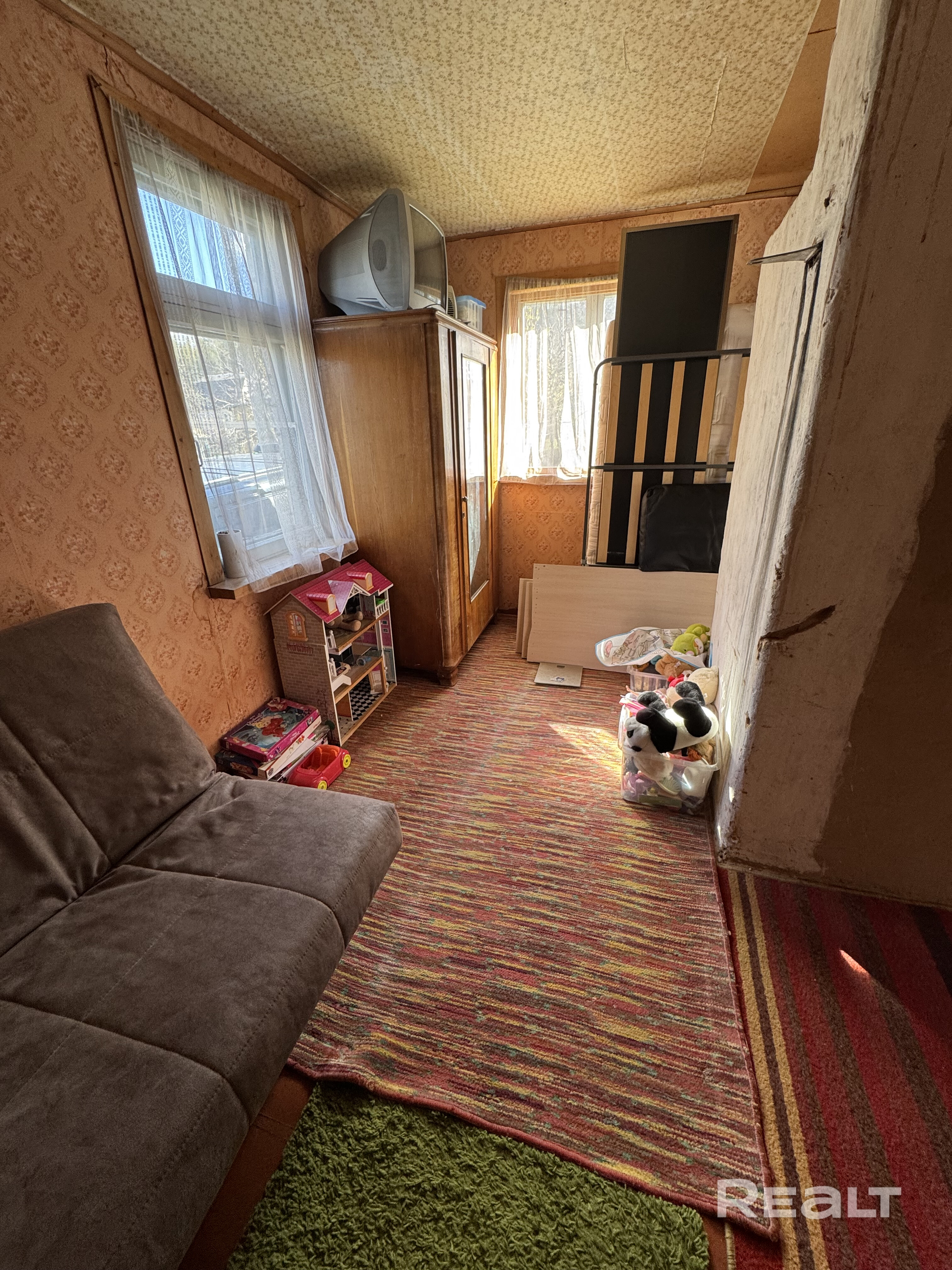 Продаю любимую дачу, первая продажа, участок находится в 40км от Минска, в замечательном и безумно красивом месте, рядом леса, озера, дружелюбные соседи, с которыми росла )) Дом полностью готов для чудесного времяпровождения , есть гараж, по всем вопросам звоните . - Meer