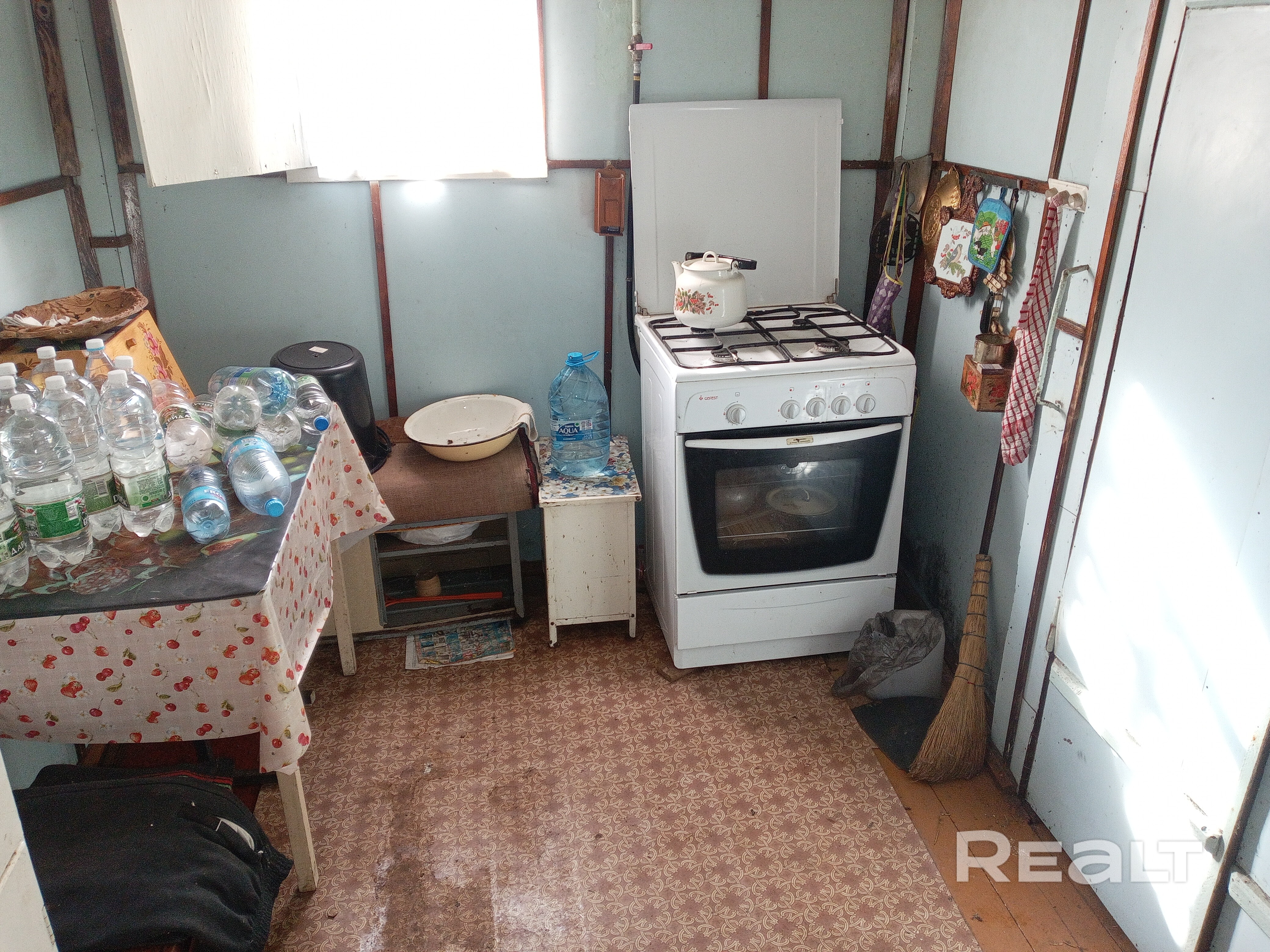 Продаётся треть дома в центре Слуцка.Есть все коммуникации электричество, газ, вода, отопление (требует ремонта), канализация, телевидение.есть хоз блок на участке. Три жилые комнаты, сан узел, веранда. - Widok 4