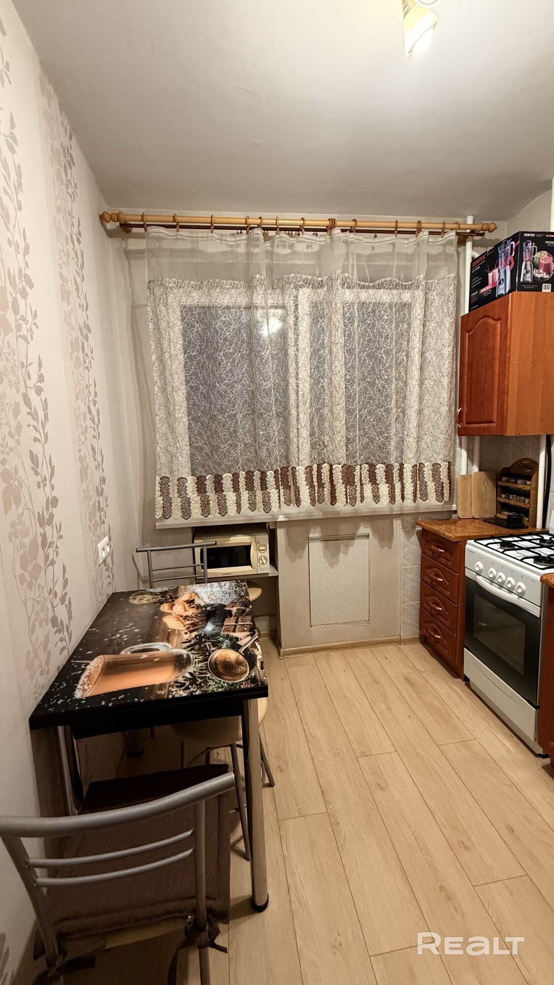 Чистая продажа от собственника. С агентствами договор не заключаю! Продается теплая 1-к квартира на 8 этаже в КИРПИЧНОМ доме. В 2015 году пройден капремонт: заменены трубы, дом утеплен. Из окон красивый вид на зеленую зону, есть просторный балкон.Выполнен качественный ремонт: натяжные потолки, ламинат, стеклопакеты. Формат «заезжай и живи»: вся мебель и бытовая техника (включая холодильник и стиральную машину) остаются. Идеально для себя или под сдачу в аренду без вложений. – pohled 6