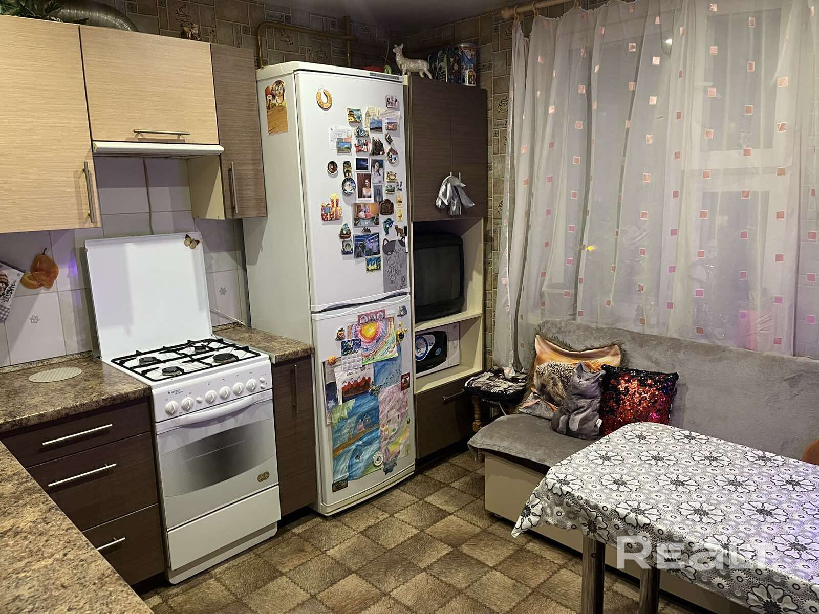 Продается светлая уютная квартира, расположенная на 6 этаже 9-ти этажного дома по ул. Прушинских,72 микрорайон Лошица. Квартира не угловая, теплая. Метраж: 39,9 м2 по СНБ ; 37,8/17,1/9,4 Хороший ремонт: · окна ПВХ установлены в комнате и на балконе; · пол -линолеум ; Раздельный санузел: в ванной - плитка; в туалете плитка на полу; -встроенная кухня; · новые межкомнатные двери; - входная металлическая дверь ; · установлены счетчики ; . балкон застеклен на полу ламинат; - Aanzicht 6