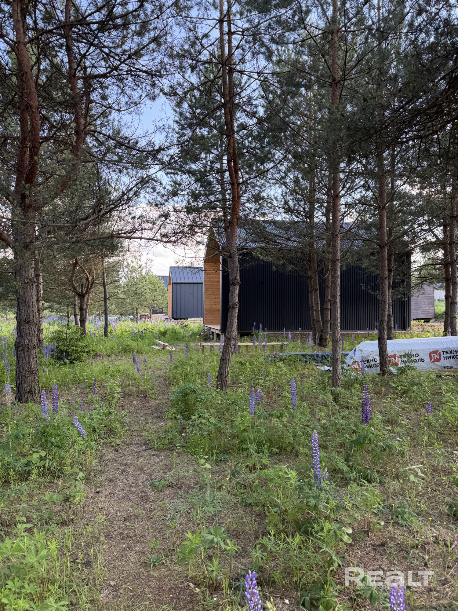 В продаже 2 дома — уникальное предложение: два смежных участка по 15 соток (общая площадь 30 соток) с готовыми домами в архитектурном стиле «барнхаус». - Mehr
