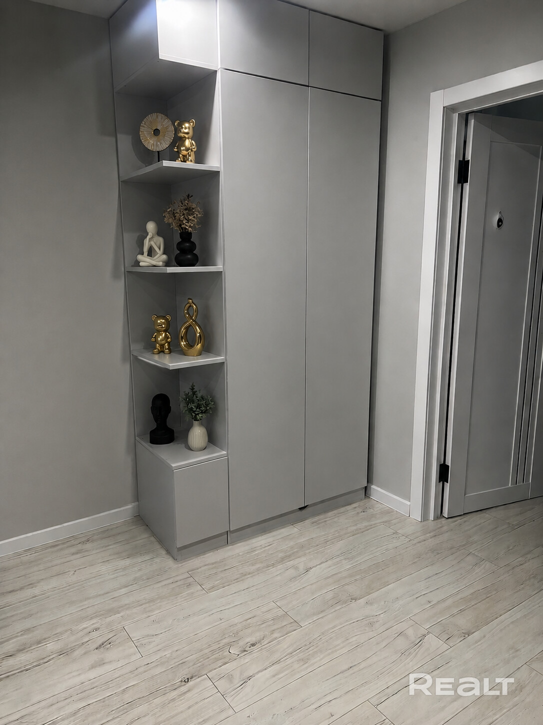 Агентства не беспокоить !!! Продаётся 3 к квартира 62м² · 2 этаж, крайний подъезд · Окна выходят на парк · Отдельная парковка возле подъезда тамбур на 2 квартиры, металлическая дверь, плитка, декоративная отделка. Рядом: · 2 школы и детский сад рядом · Отличное транспортное сообщение до любой точки города. · Планировка: 3 комнаты, одна комната проходная. Санузел раздельный. Два балкона · Свежий ремонт · Полностью заменена электропроводка, сантехника ВСЯ ВСТРОЕННАЯ МЕБЕЛЬ ОСТАЕТСЯ - Widok 3