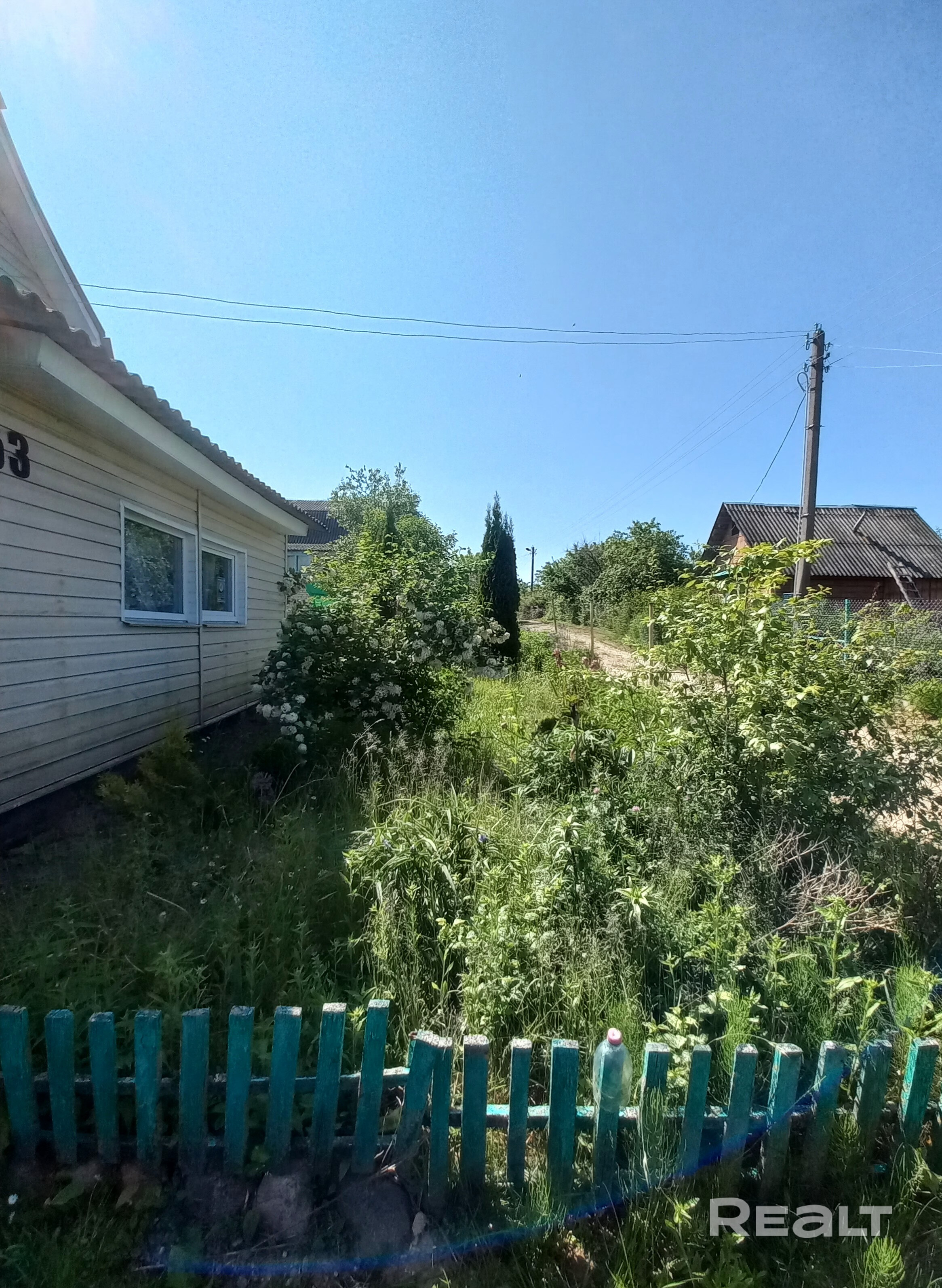 Продается Дача со вс­еми удобствами и участком 8 соток. На участке расположе­ны дом, туалет, баня с бойлером и уютной террасой, блочный обустроенный сарай, тепли­ца. Двухэтажный бревенча­тый дом обшит сайдингом, установле­ны пластиковые окна со стеклопакетами. В доме имеется погреб. Отопление в доме печное (печь в отличн­ом состоянии, с плит­ой). Участок ровный, ухож­енный с плодородной почвой, имеются плод­овые деревья и кусты, а также декоративн­ые растения. Вода по­дведена в баню и дом. - Ansicht 5