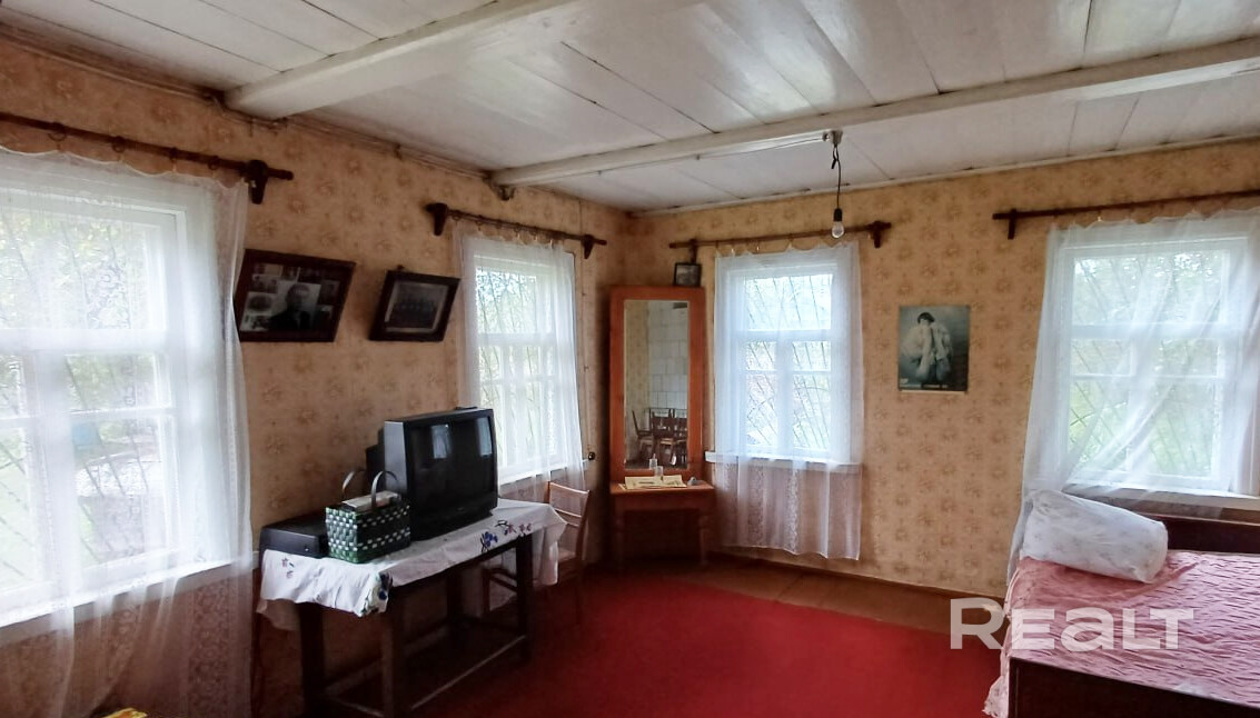 Продается дом с участком в живописном месте. Печное отопление (2 печки), электричество, 3 жилых комнаты + кухня, высокие потолки 2,9 м. Хоз постройки, баня, пасека, сад. Поблизости водоем, река Березина, грибной лес. Возможен торг. - Vaade 5