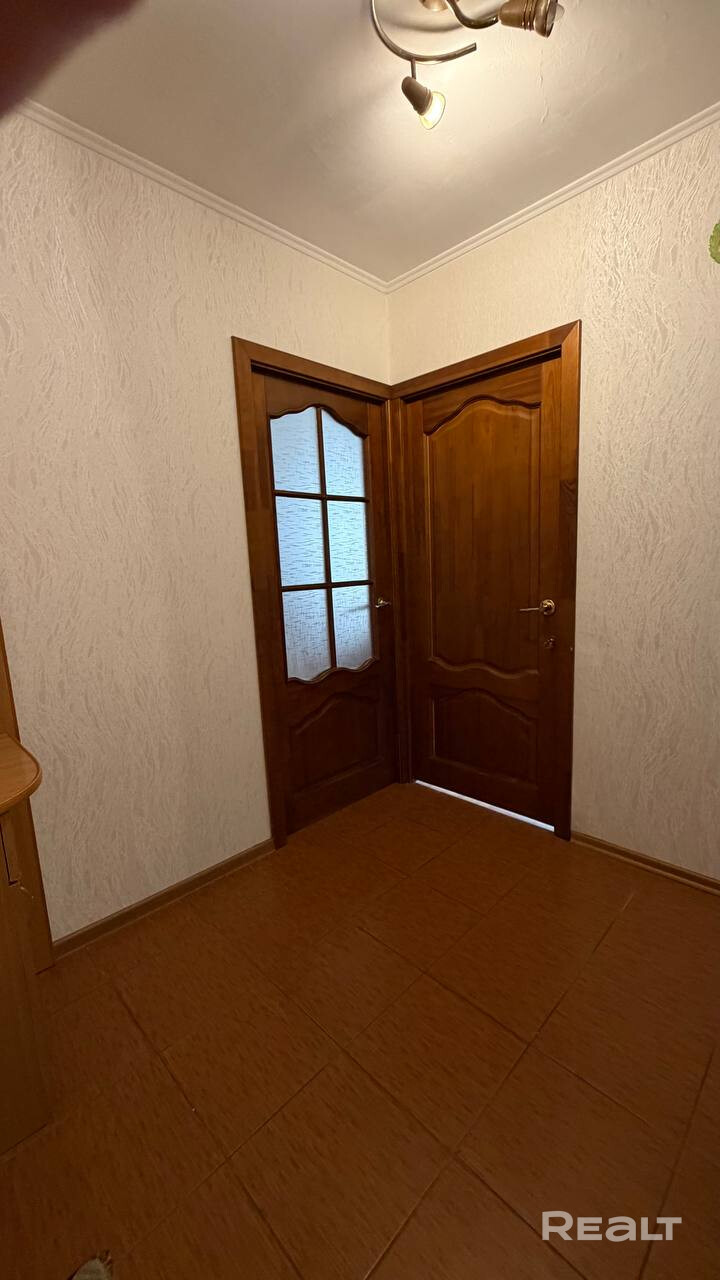 Уютная 2-комнатная квартира в Заводском районе Минска! Площадь: 46,4 м² (жилая 28,4 м²) Этаж: 9 из 9 (новый лифт) .Панельный дом 1985 г.п.Прекрасная планировка включающая в себя две просторные комнаты, а также раздельный санузел и кухню.Окна стеклопакеты, дверь металлическая.Лоджия так же застеклена и обшита вагонкой. Отличная инфраструктура.- 5 минут ходьбы до остановки, 10 минут до метро «Могилевская». Удобный выезд на МКАД! Продажа собственником, в помощи риелторов не нуждаюсь! - Mehr