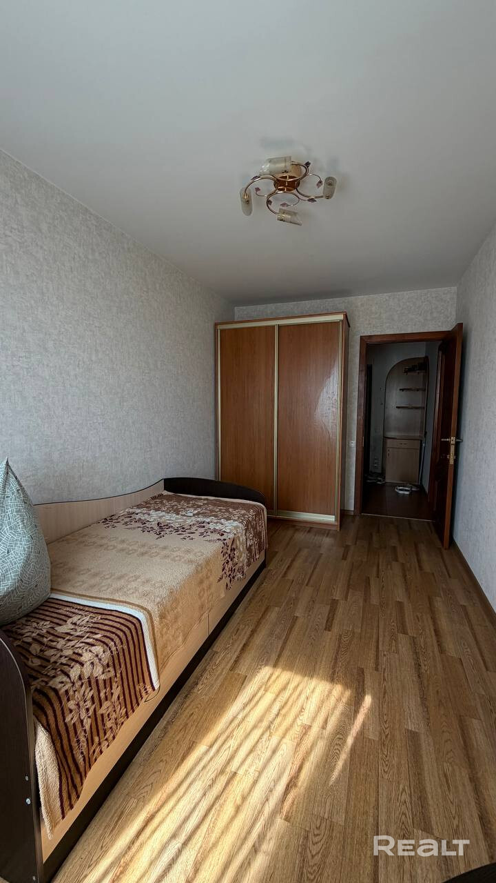 Уютная 2-комнатная квартира в Заводском районе Минска! Площадь: 46,4 м² (жилая 28,4 м²) Этаж: 9 из 9 (новый лифт) .Панельный дом 1985 г.п.Прекрасная планировка включающая в себя две просторные комнаты, а также раздельный санузел и кухню.Окна стеклопакеты, дверь металлическая.Лоджия так же застеклена и обшита вагонкой. Отличная инфраструктура.- 5 минут ходьбы до остановки, 10 минут до метро «Могилевская». Удобный выезд на МКАД! Продажа собственником, в помощи риелторов не нуждаюсь! - Ansicht 3