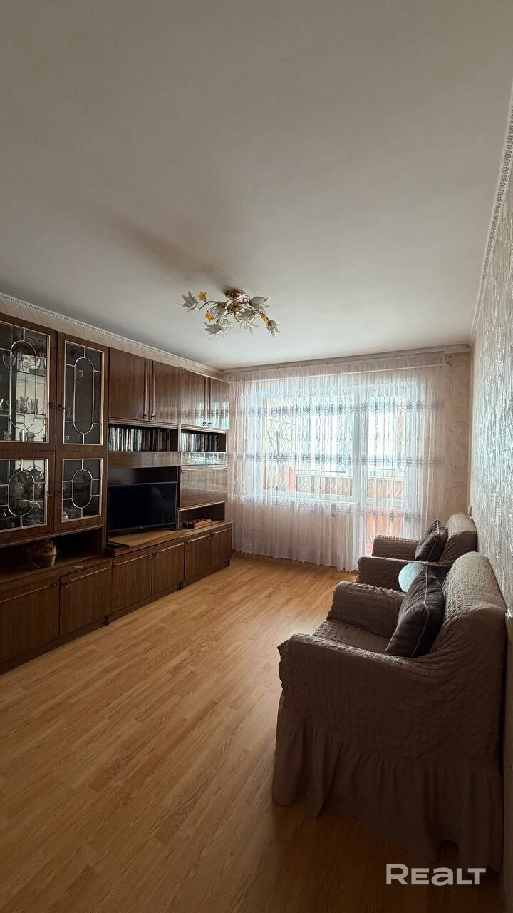Уютная 2-комнатная квартира в Заводском районе Минска! Площадь: 46,4 м² (жилая 28,4 м²) Этаж: 9 из 9 (новый лифт) .Панельный дом 1985 г.п.Прекрасная планировка включающая в себя две просторные комнаты, а также раздельный санузел и кухню.Окна стеклопакеты, дверь металлическая.Лоджия так же застеклена и обшита вагонкой. Отличная инфраструктура.- 5 минут ходьбы до остановки, 10 минут до метро «Могилевская». Удобный выезд на МКАД! Продажа собственником, в помощи риелторов не нуждаюсь! - Ansicht 6